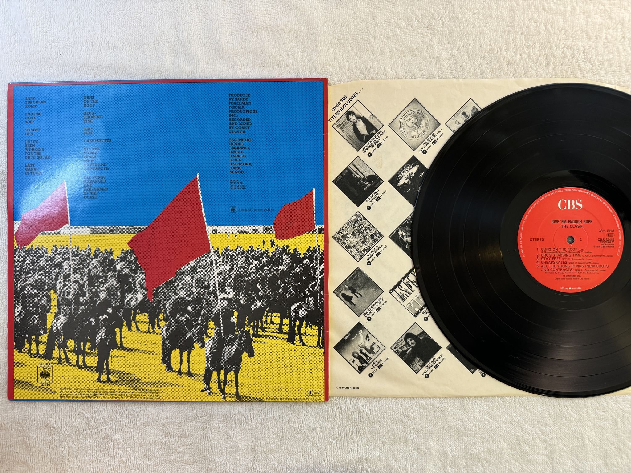 Omslagsbild för skivan THE CLASH give 'em enough rope LP -78 Hol CBS 32444