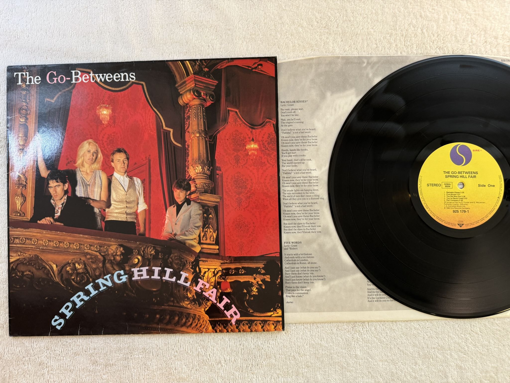 Omslagsbild för skivan THE GO-BETWEENS spring hill fair LP -84 Ger SIRE 925179-1