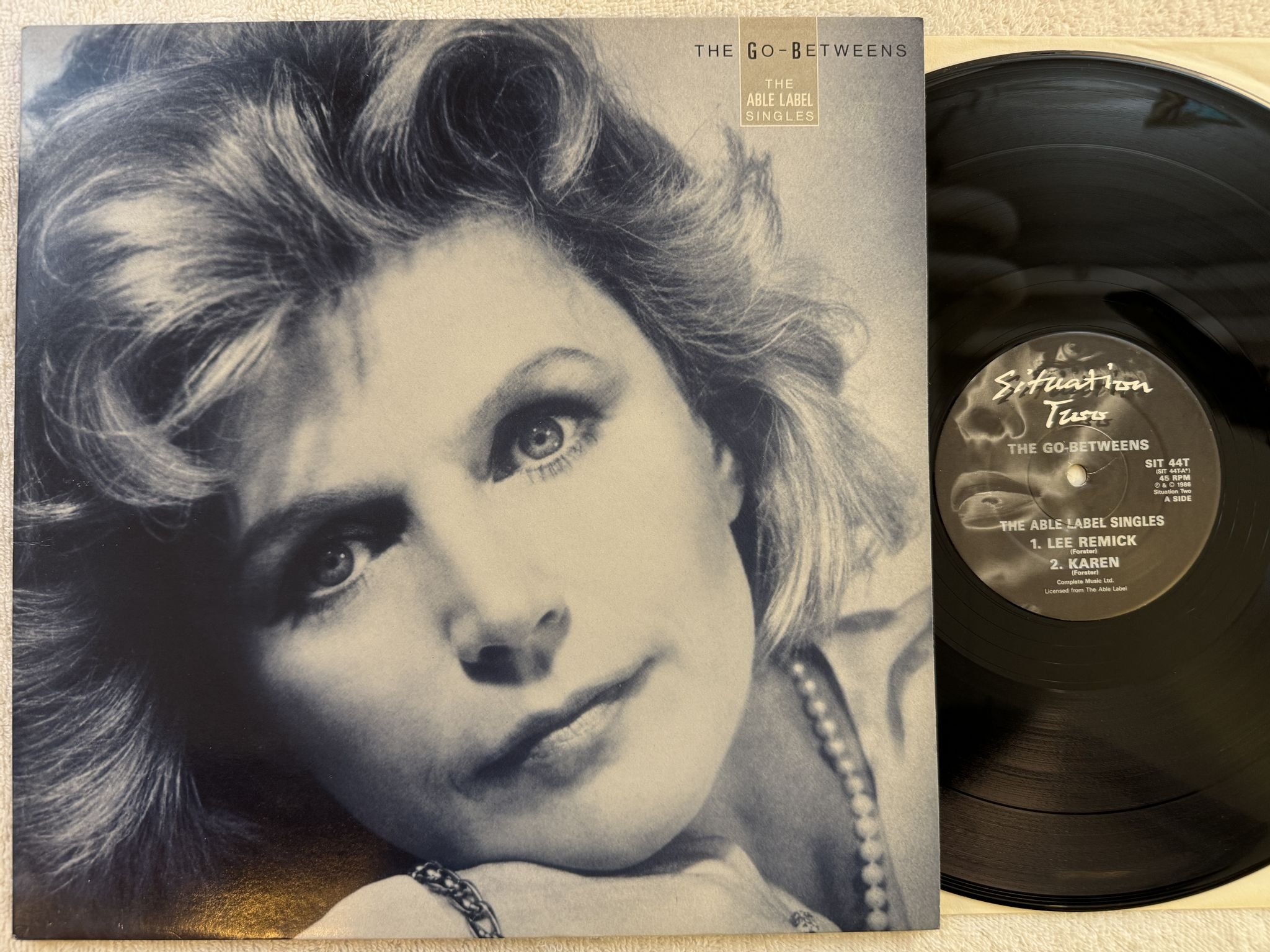 Omslagsbild för skivan THE GO-BETWEENS the Able Label Singles LP -86 UK SITUATION TWO SIT 44 T