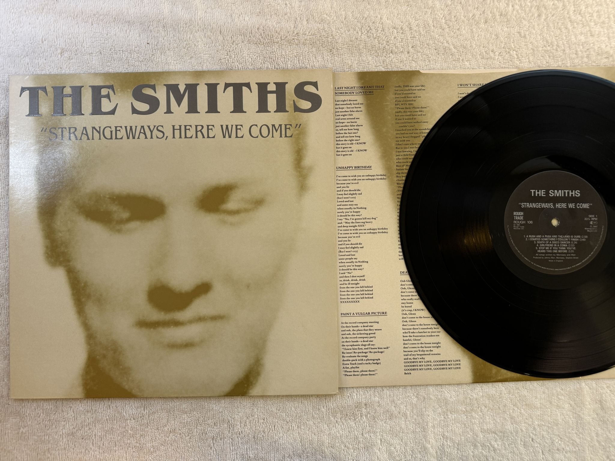 Omslagsbild för skivan THE SMITHS Strangeways, Here We Come LP -87 rough trade rough 106