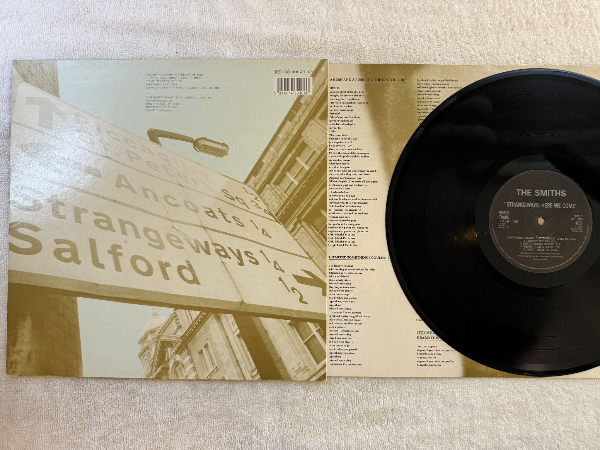 Omslagsbild för skivan THE SMITHS Strangeways, Here We Come LP -87 rough trade rough 106