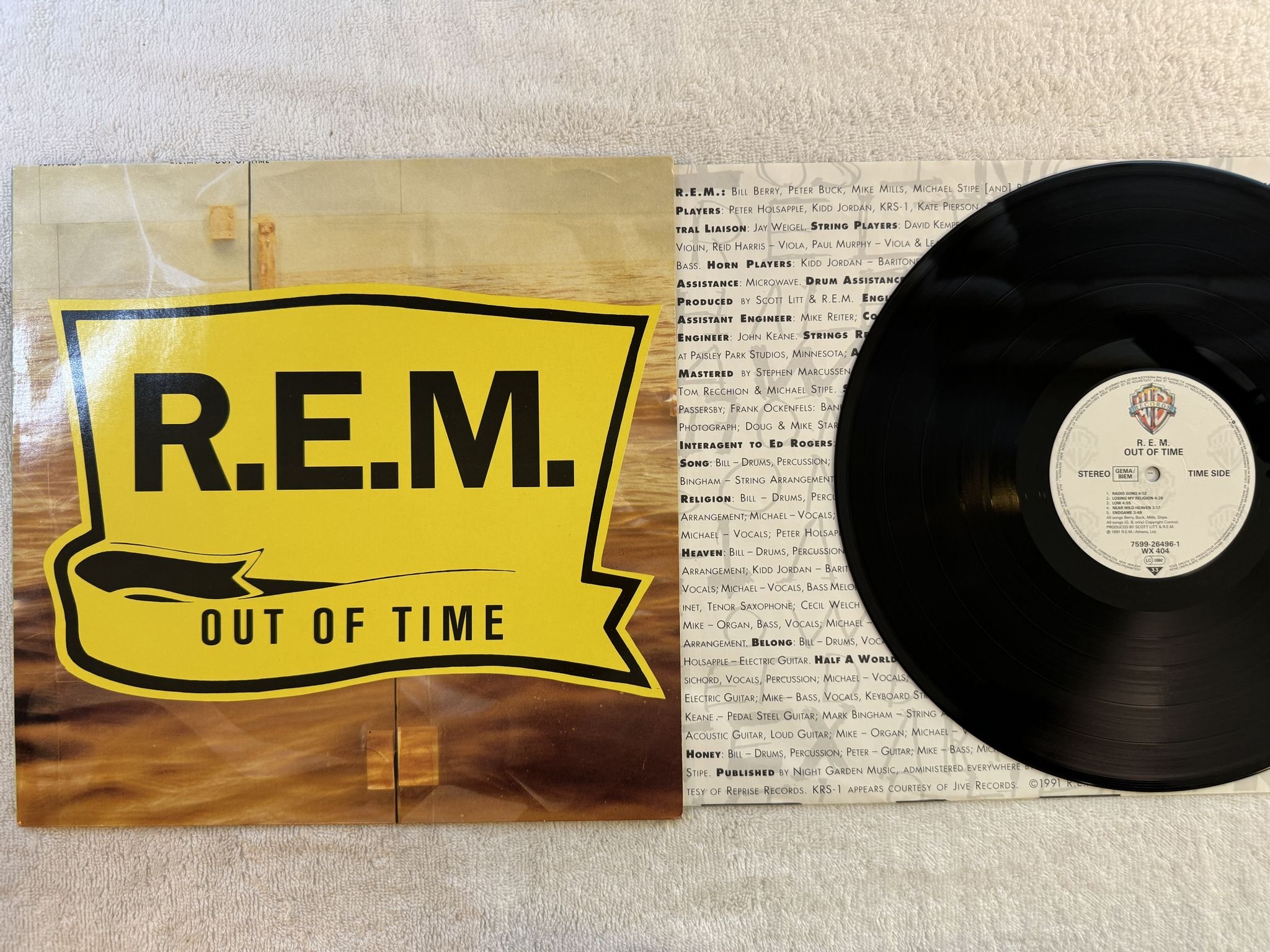 Omslagsbild för skivan R.E.M. out of time LP -91 Hol WARNER BROS 7599 26496 1