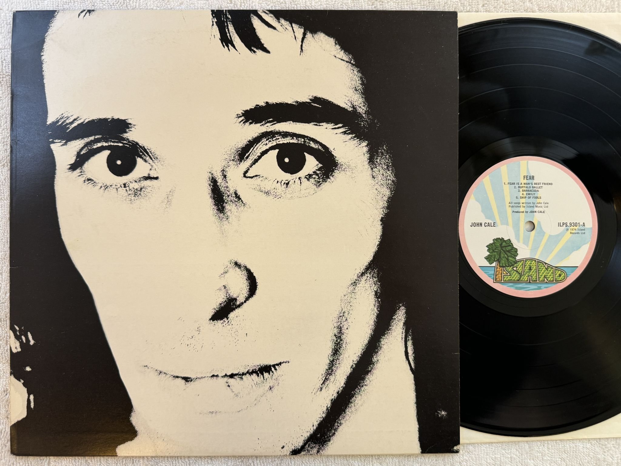 Omslagsbild för skivan JOHN CALE fear LP -74 UK ISLAND ILPS 9301