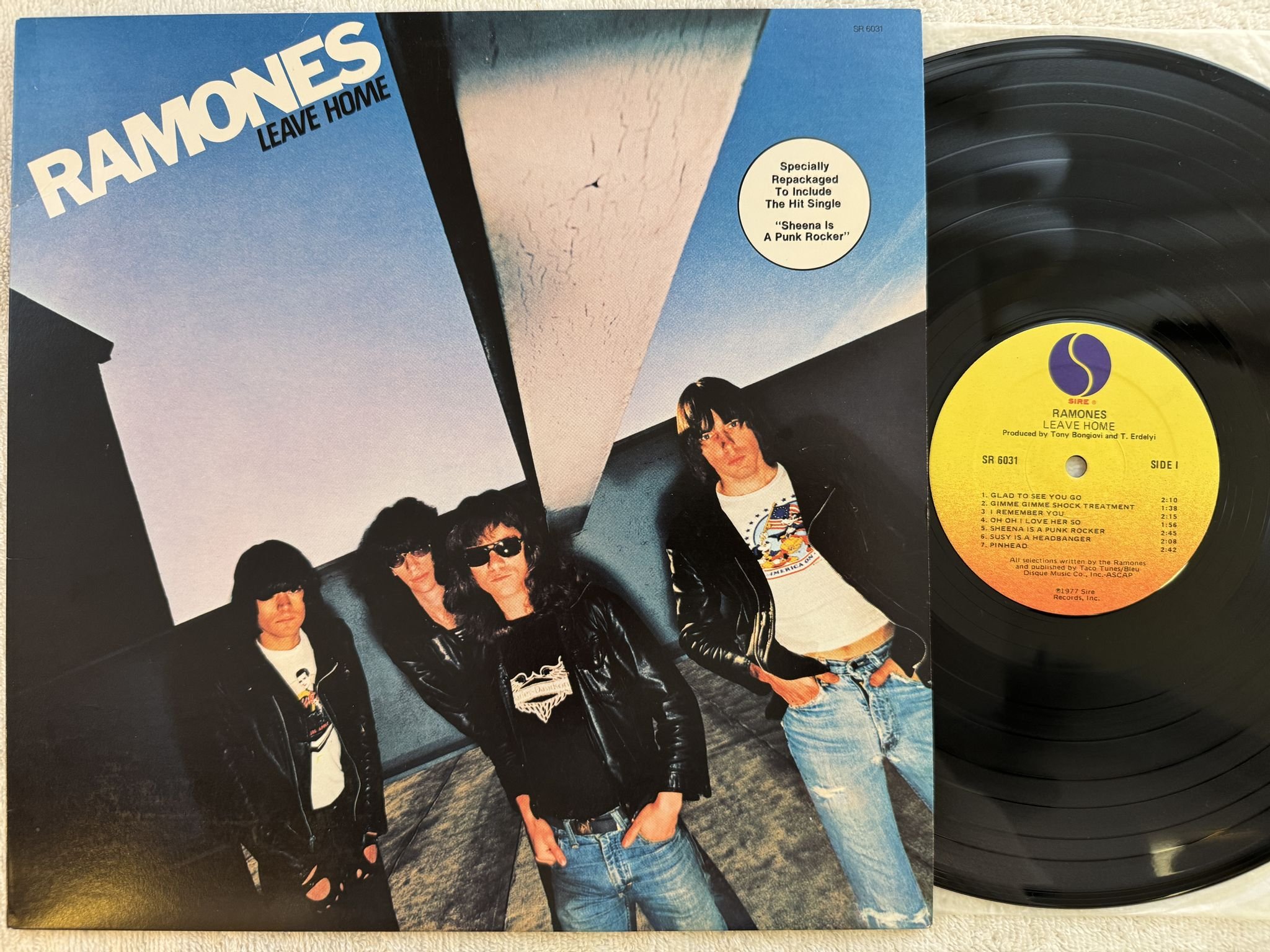 Omslagsbild för skivan RAMONES leave home LP -77 US SIRE SR 6031