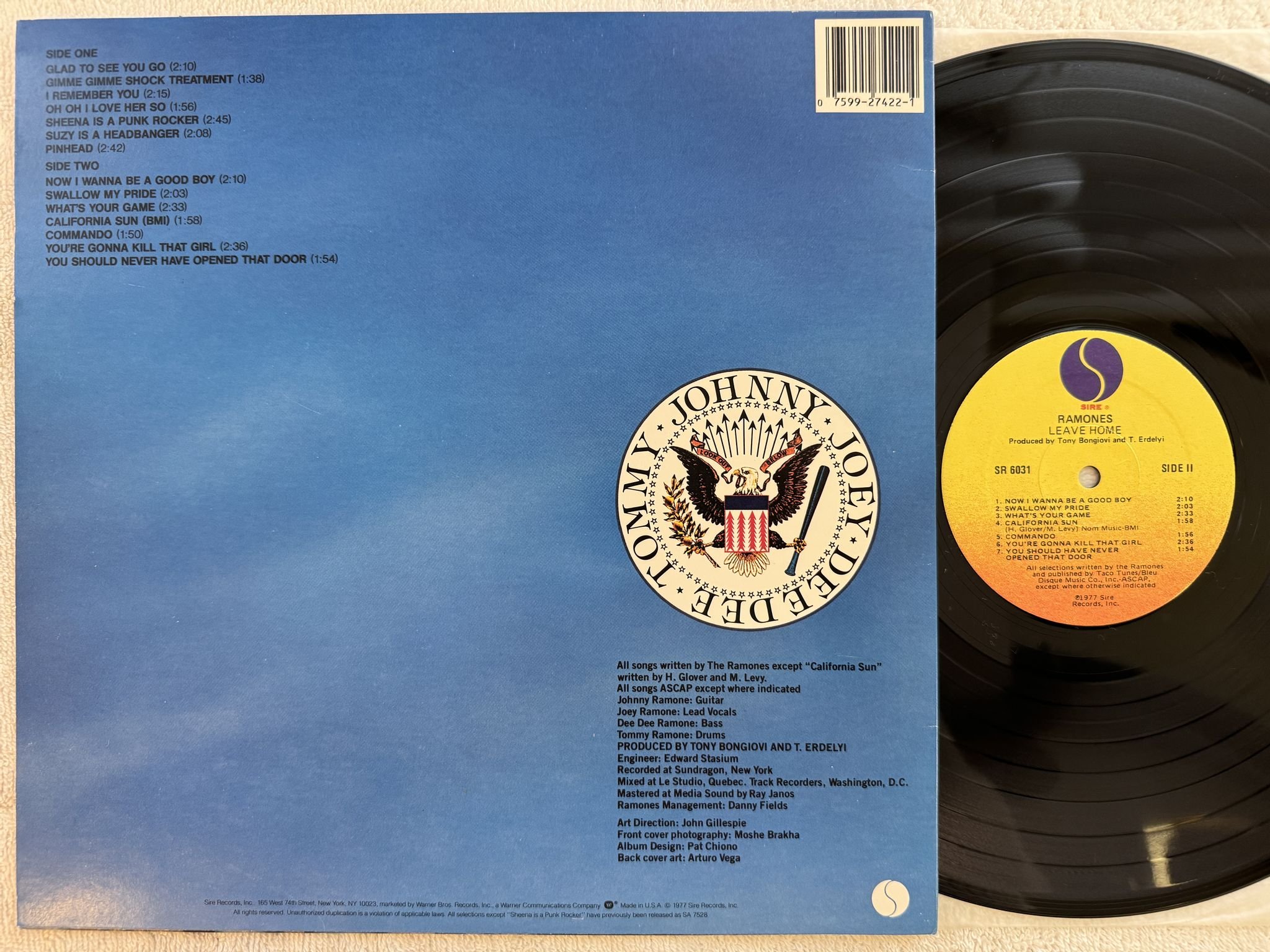 Omslagsbild för skivan RAMONES leave home LP -77 US SIRE SR 6031