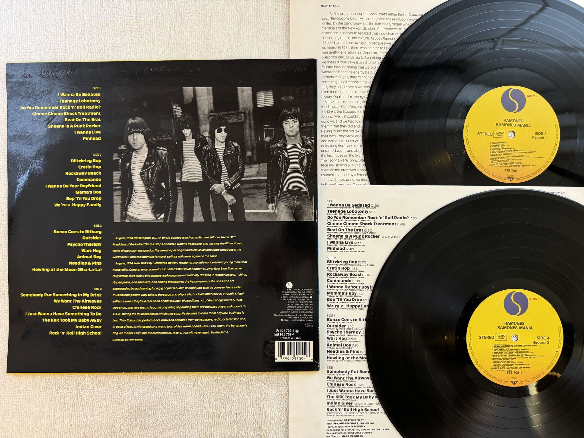 Omslagsbild för skivan RAMONES ramones mania 2xLP -88 Ger SIRE 925 709-1