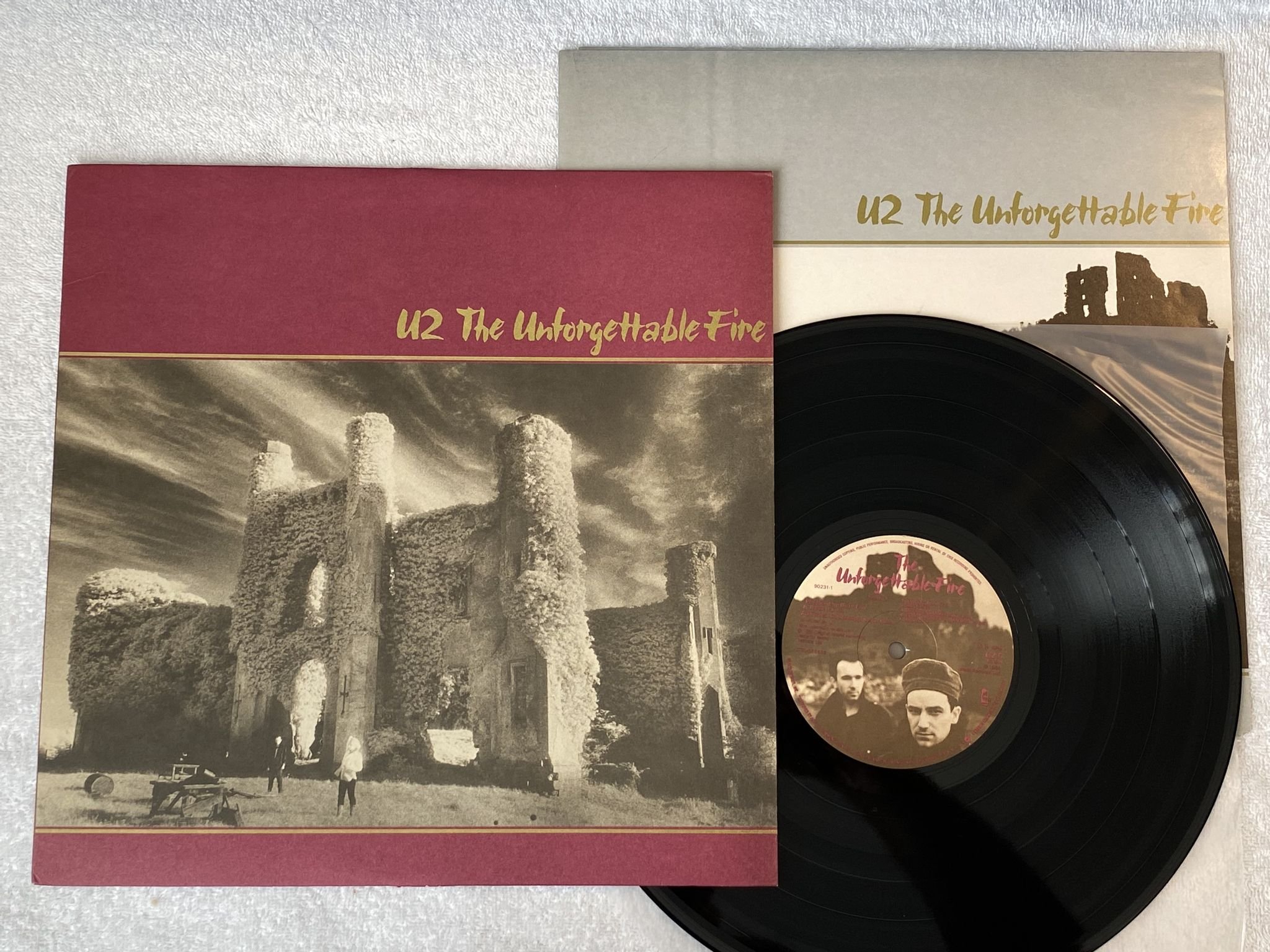 Omslagsbild för skivan U2 THE UNFORGETTABLE FIRE LP -84 US ISLAND 90231-1