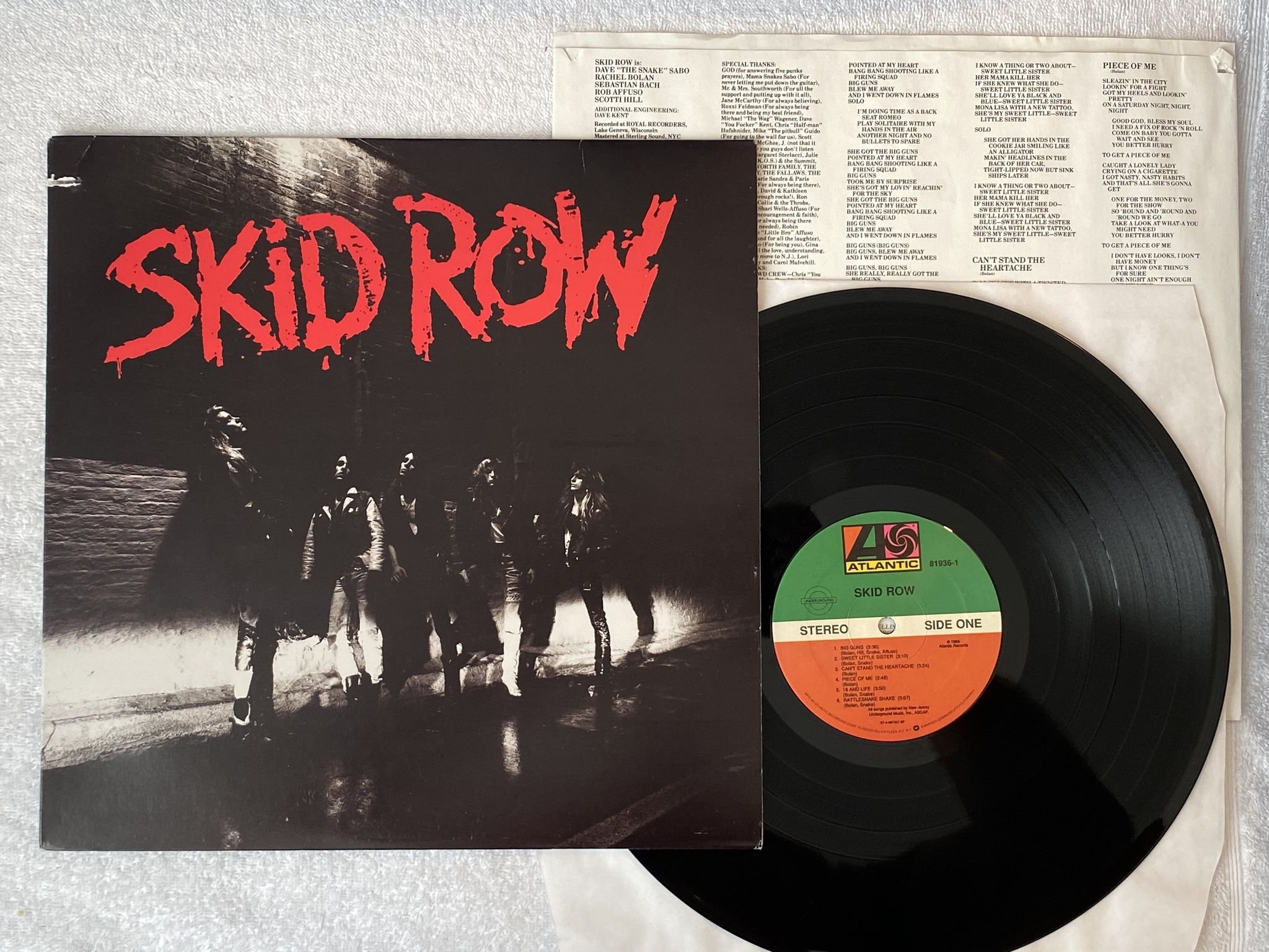 Omslagsbild för skivan SKID ROW s/t LP -89 US ATLANTIC 81936-1 *** CLASSIC ***