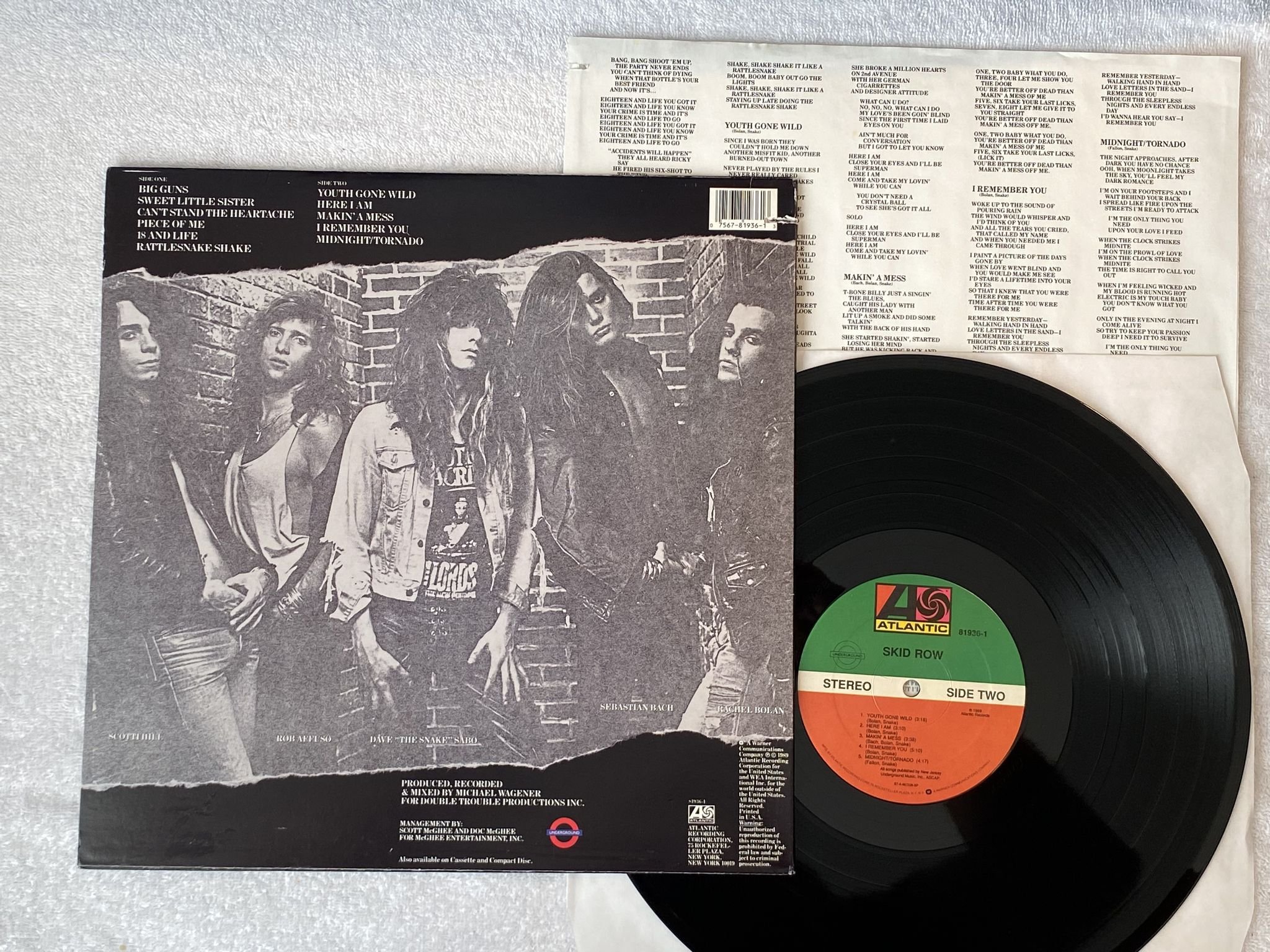 Omslagsbild för skivan SKID ROW s/t LP -89 US ATLANTIC 81936-1 *** CLASSIC ***