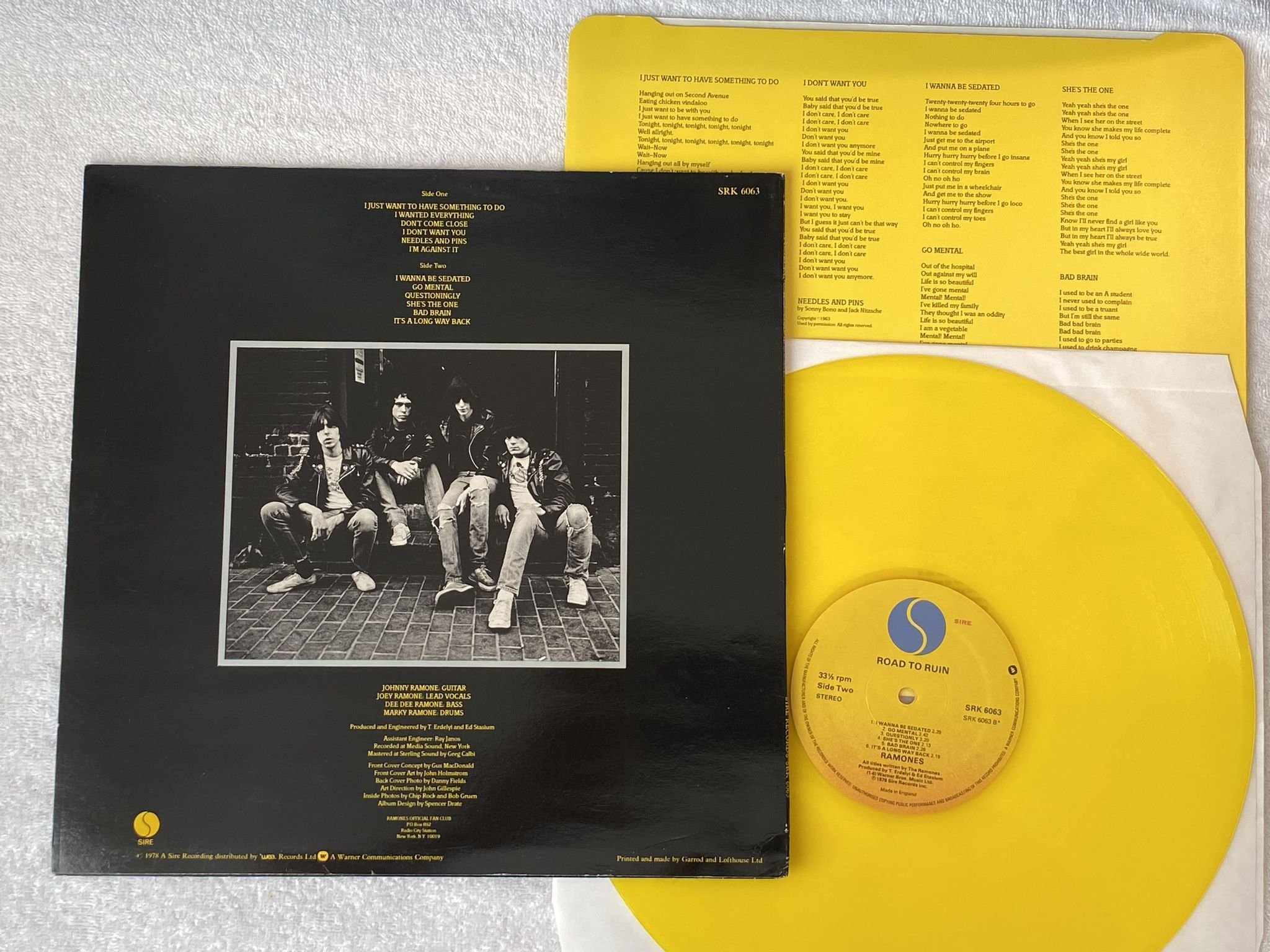 Omslagsbild för skivan RAMONES road to ruin LP -78 UK SIRE SRK 6063