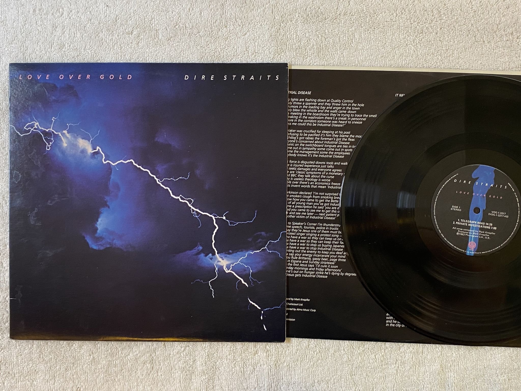 Omslagsbild för skivan DIRE STRAITS love over gold LP -82 Can VERTIGO VOG-1-3317