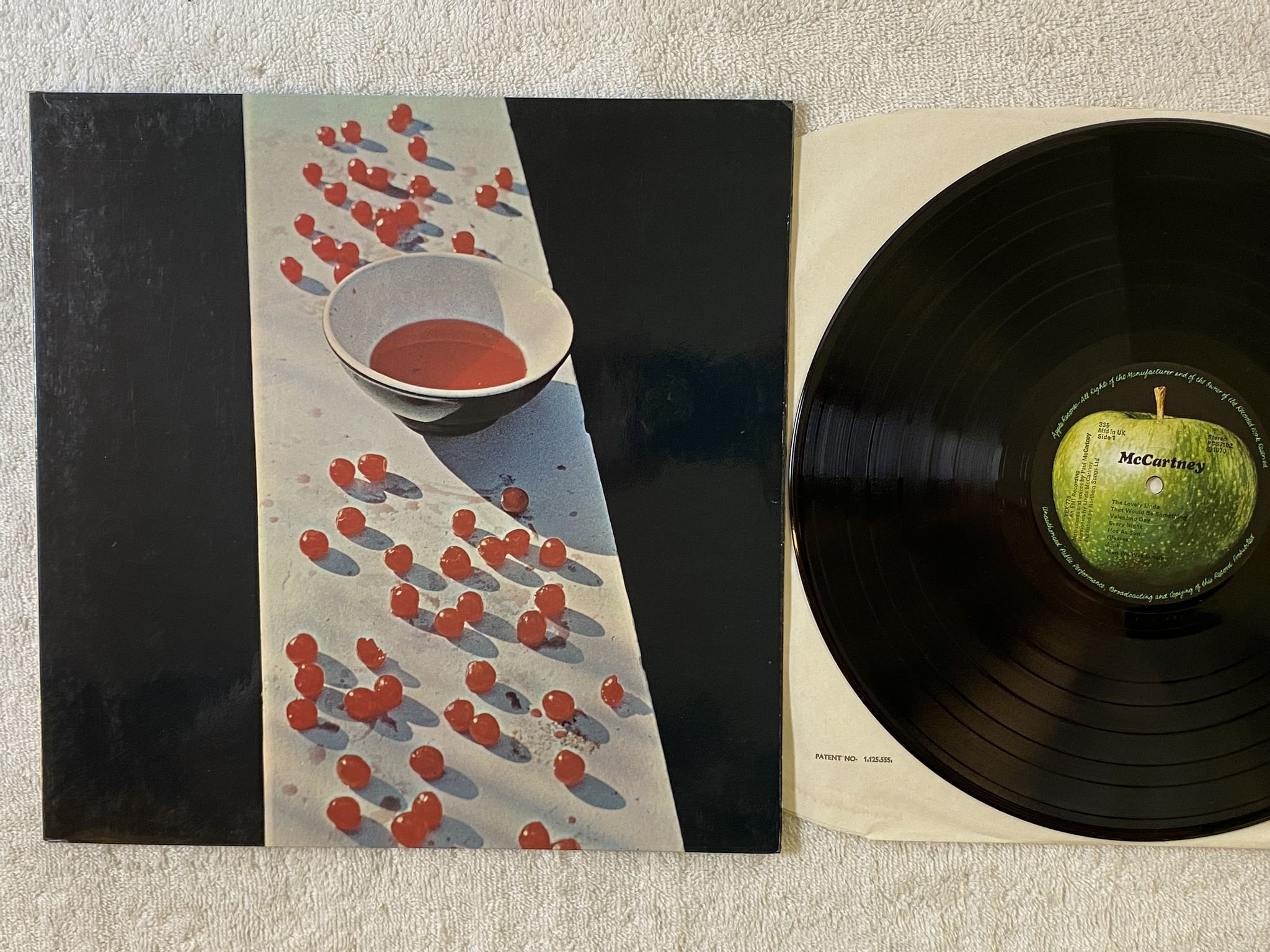 Omslagsbild för skivan PAUL McCARTNEY McCartney LP -70 UK APPLE PCS 7102