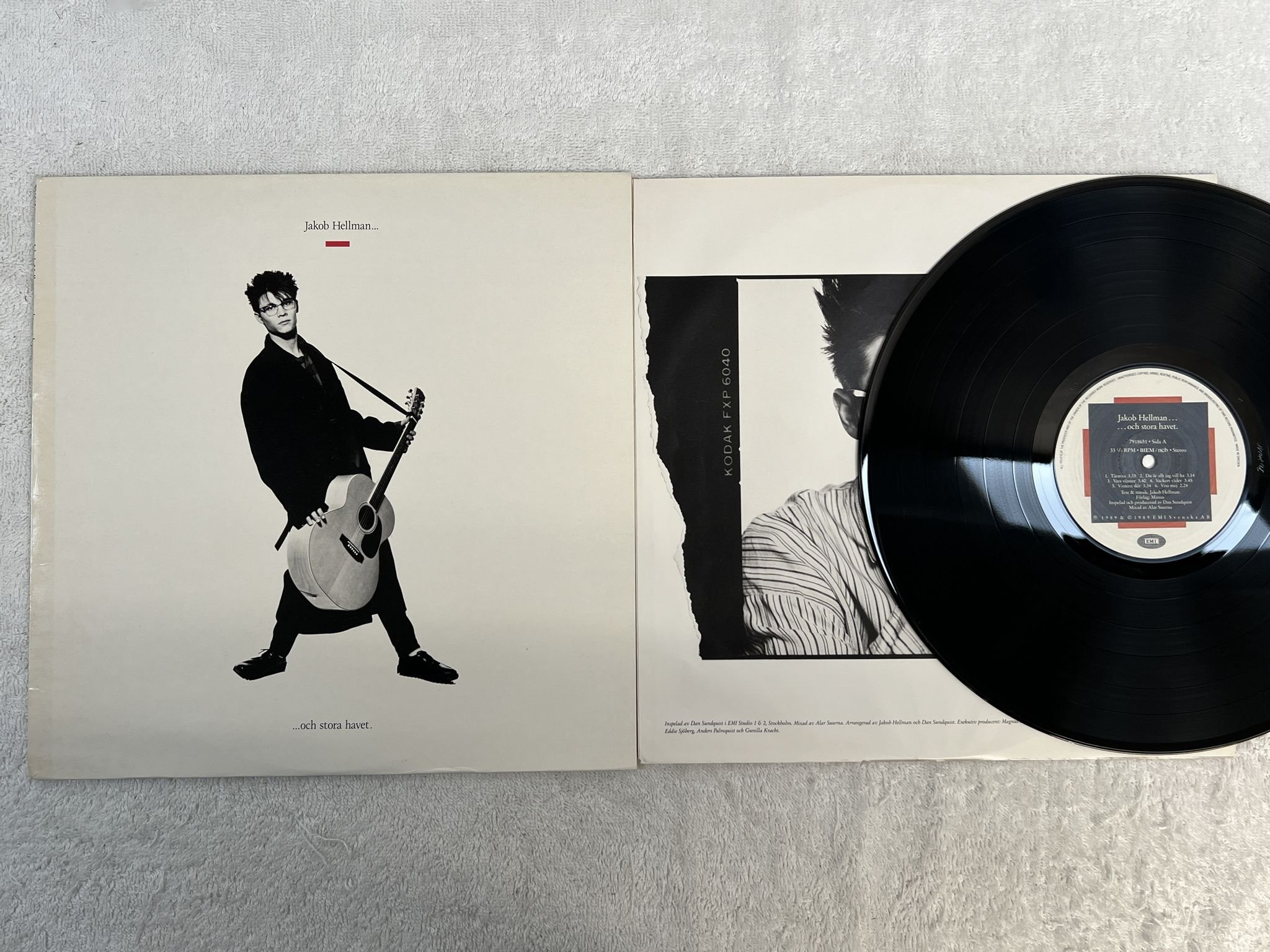 Omslagsbild för skivan JAKOB HELLMAN och stora havet LP -89 EMI 7918651 *** Vara Vänner ***