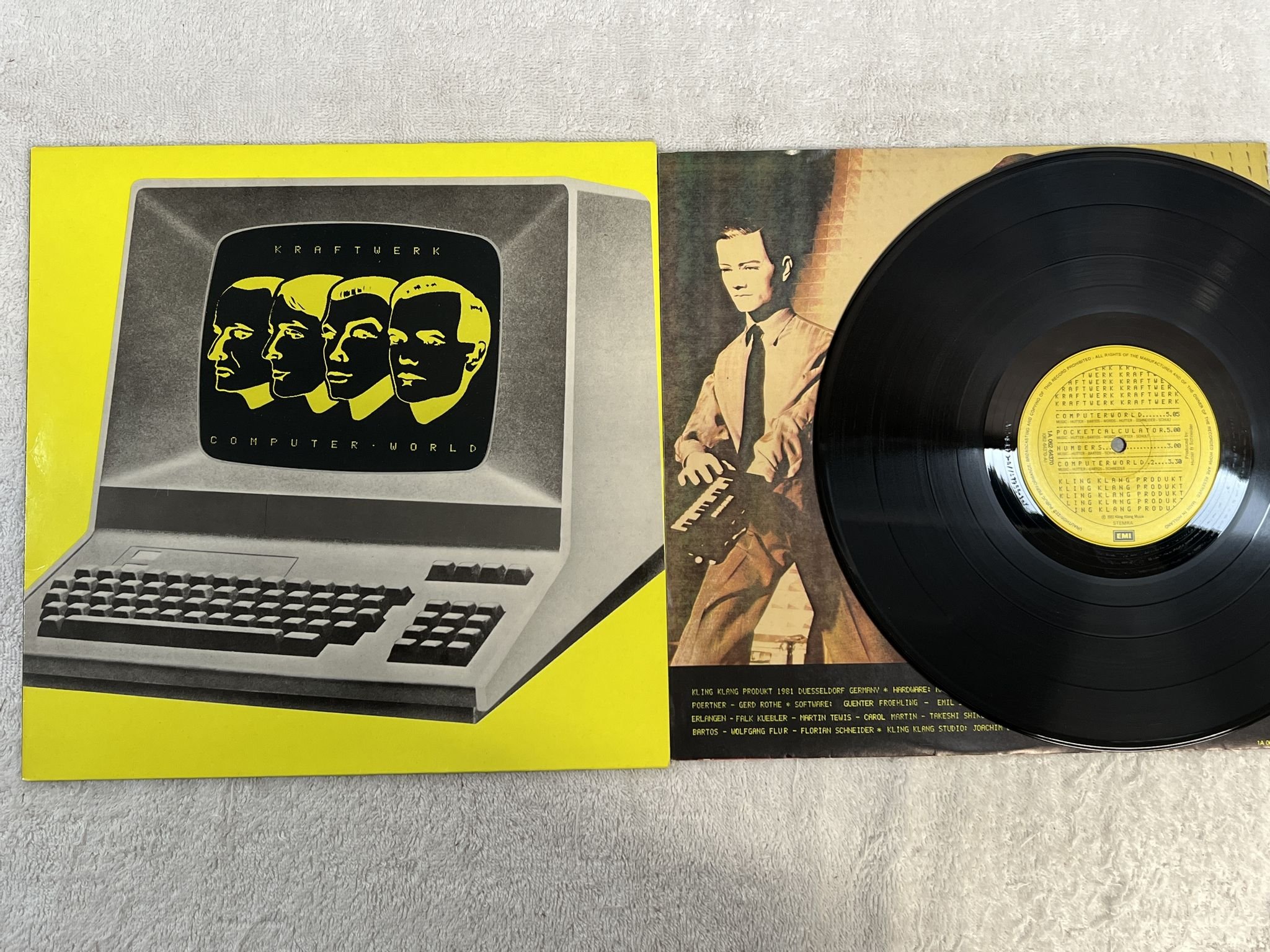 Omslagsbild för skivan KRAFTWERK computer world LP -81 Hol EMI 1A 062-64370