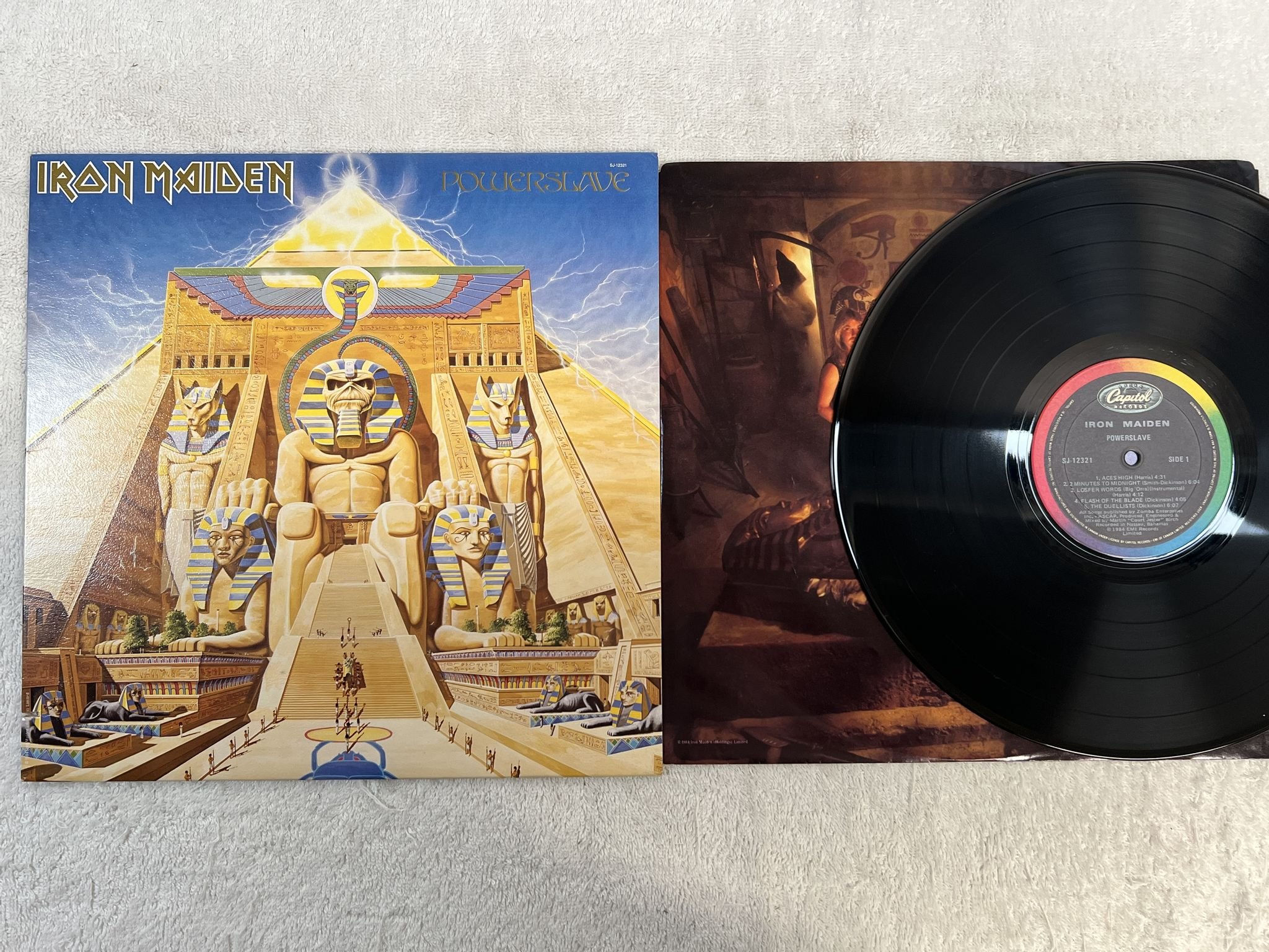 Omslagsbild för skivan IRON MAIDEN powerslave LP -84 Can CAPITOL SJ 12321