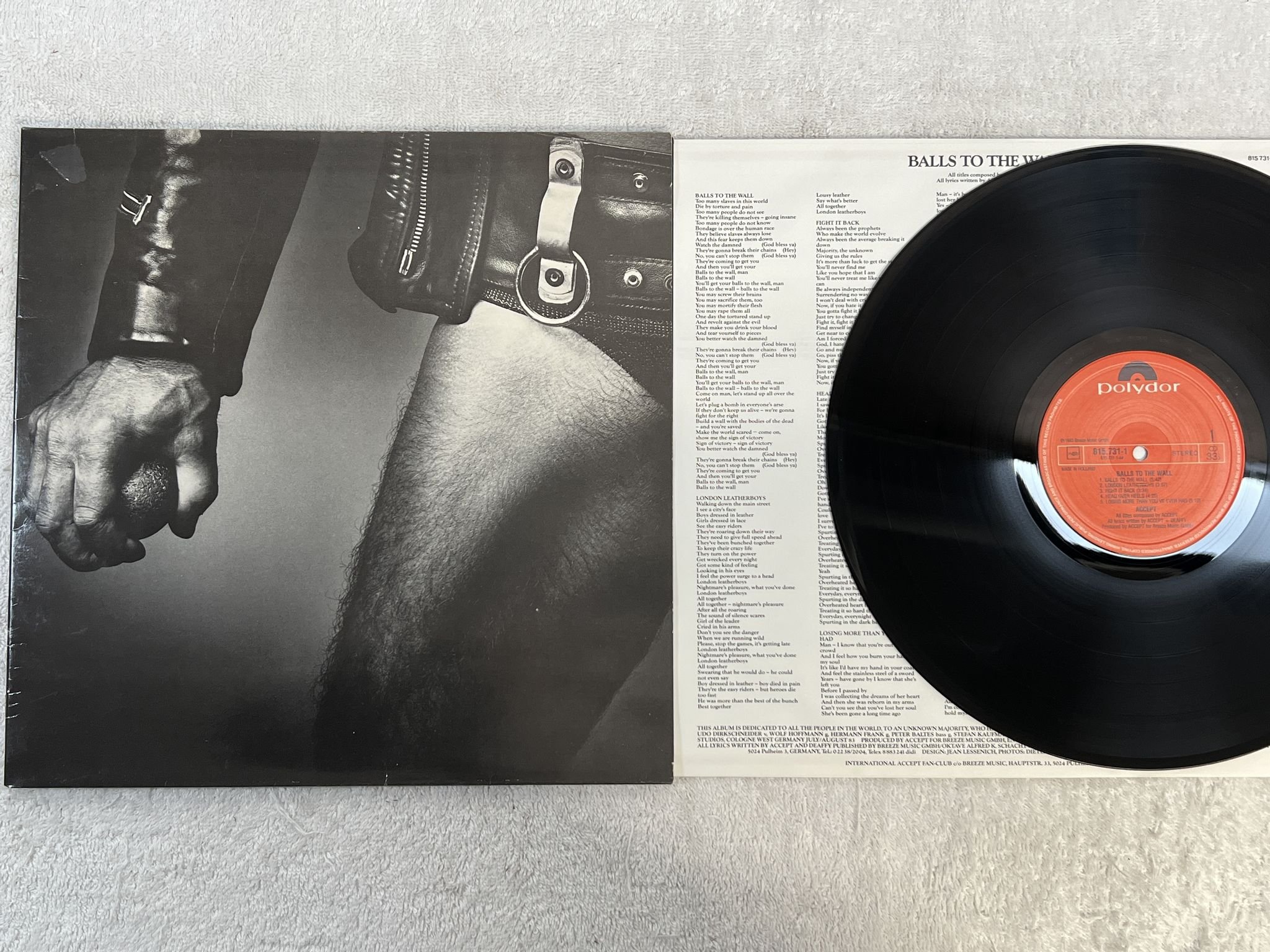 Omslagsbild för skivan ACCEPT balls of the wall LP -83 Hol POLYDOR 815731-1
