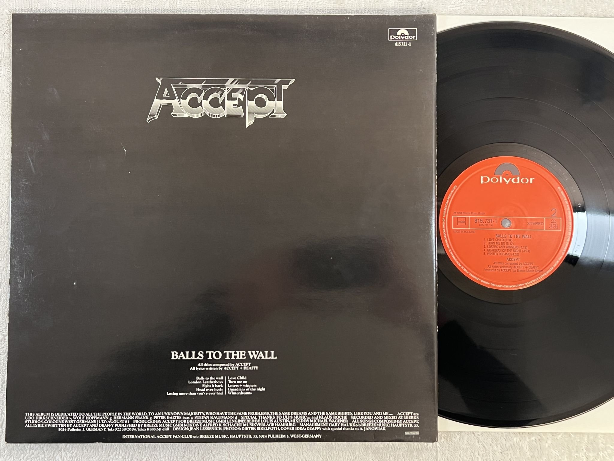 Omslagsbild för skivan ACCEPT balls of the wall LP -83 Hol POLYDOR 815731-1