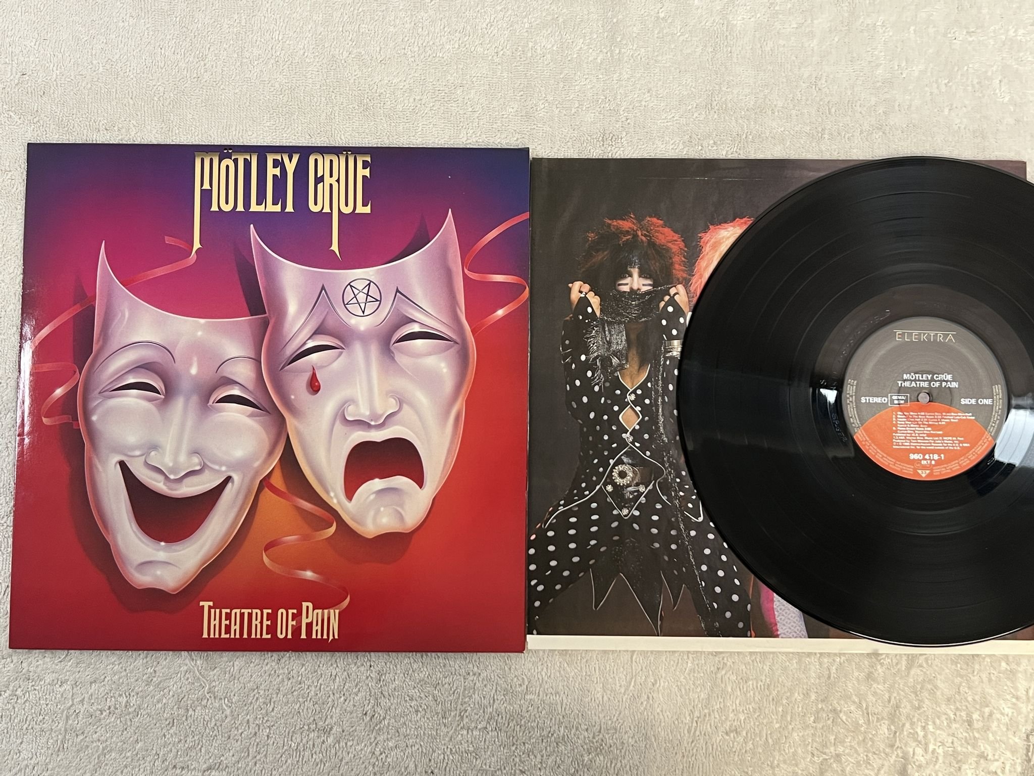 Omslagsbild för skivan MÖTLEY CRÜE theatre of pain LP -85 Ger ELEKTRA 960 418-1