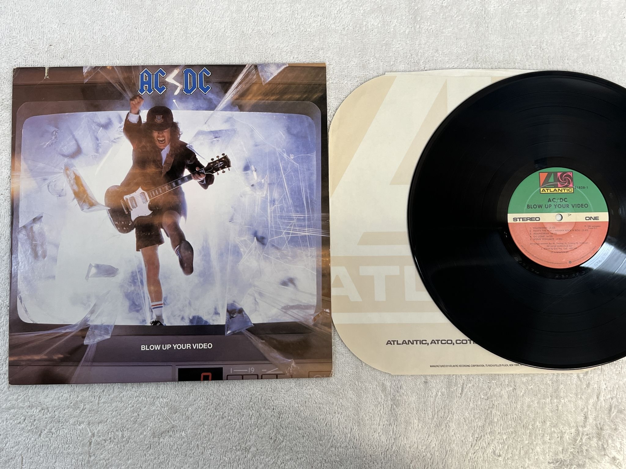 Omslagsbild för skivan AC/DC blow up your video LP -88 US atlantic 81828-1