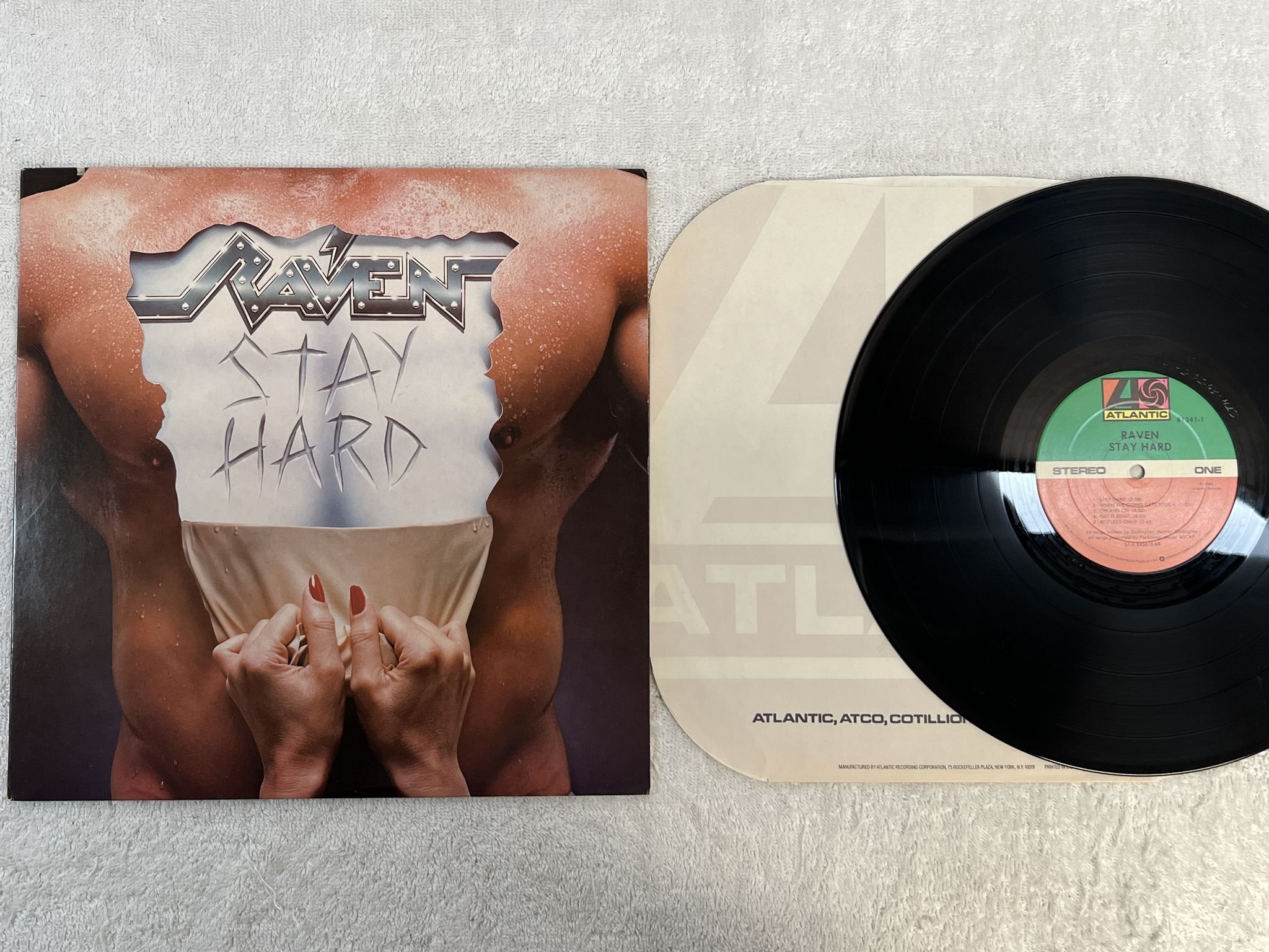 Omslagsbild för skivan RAVEN stay hard LP -85 US atlantic 81241-1