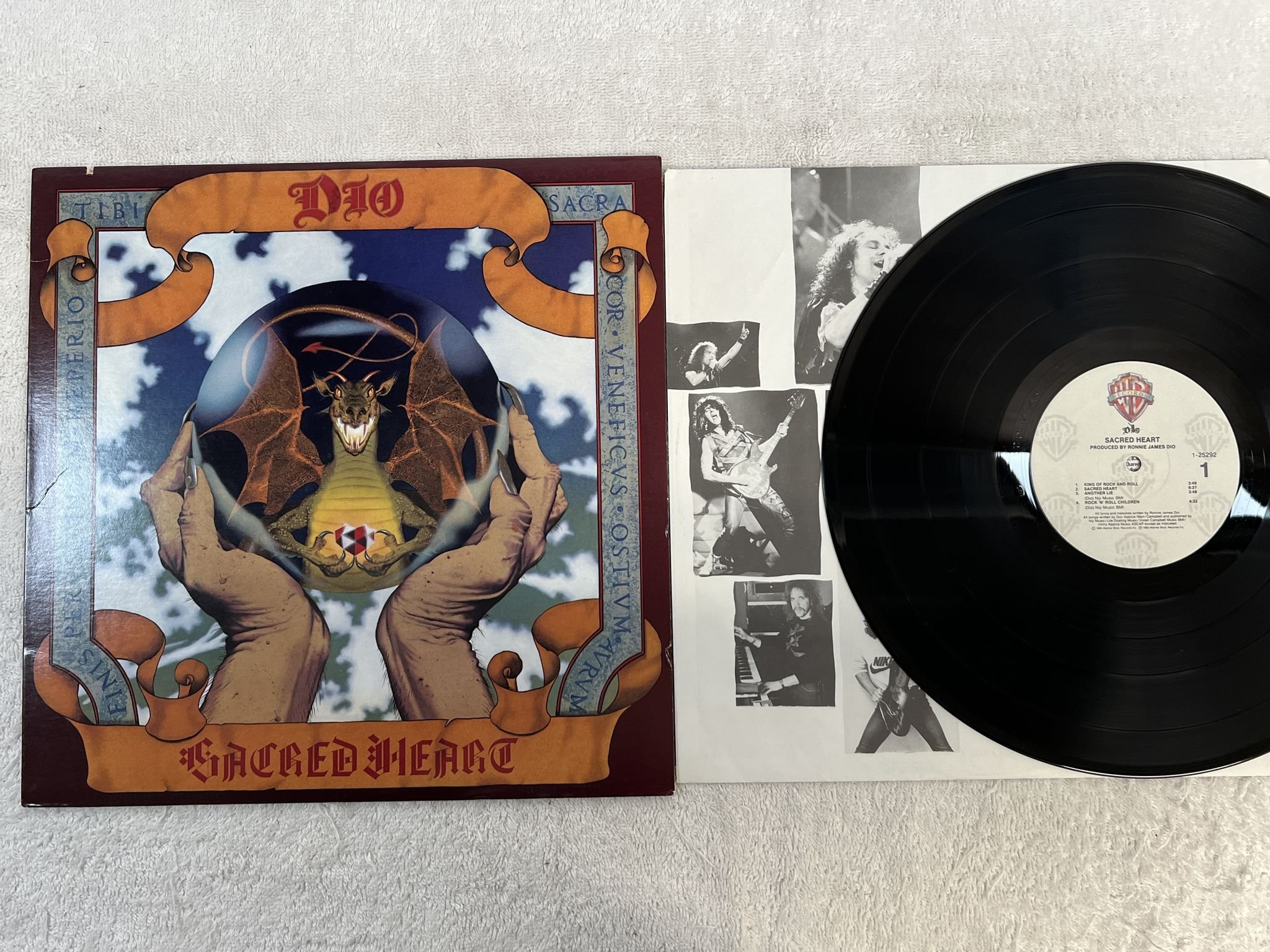 Omslagsbild för skivan DIO sacred heart LP -85 US WARNER BROS 1-25292