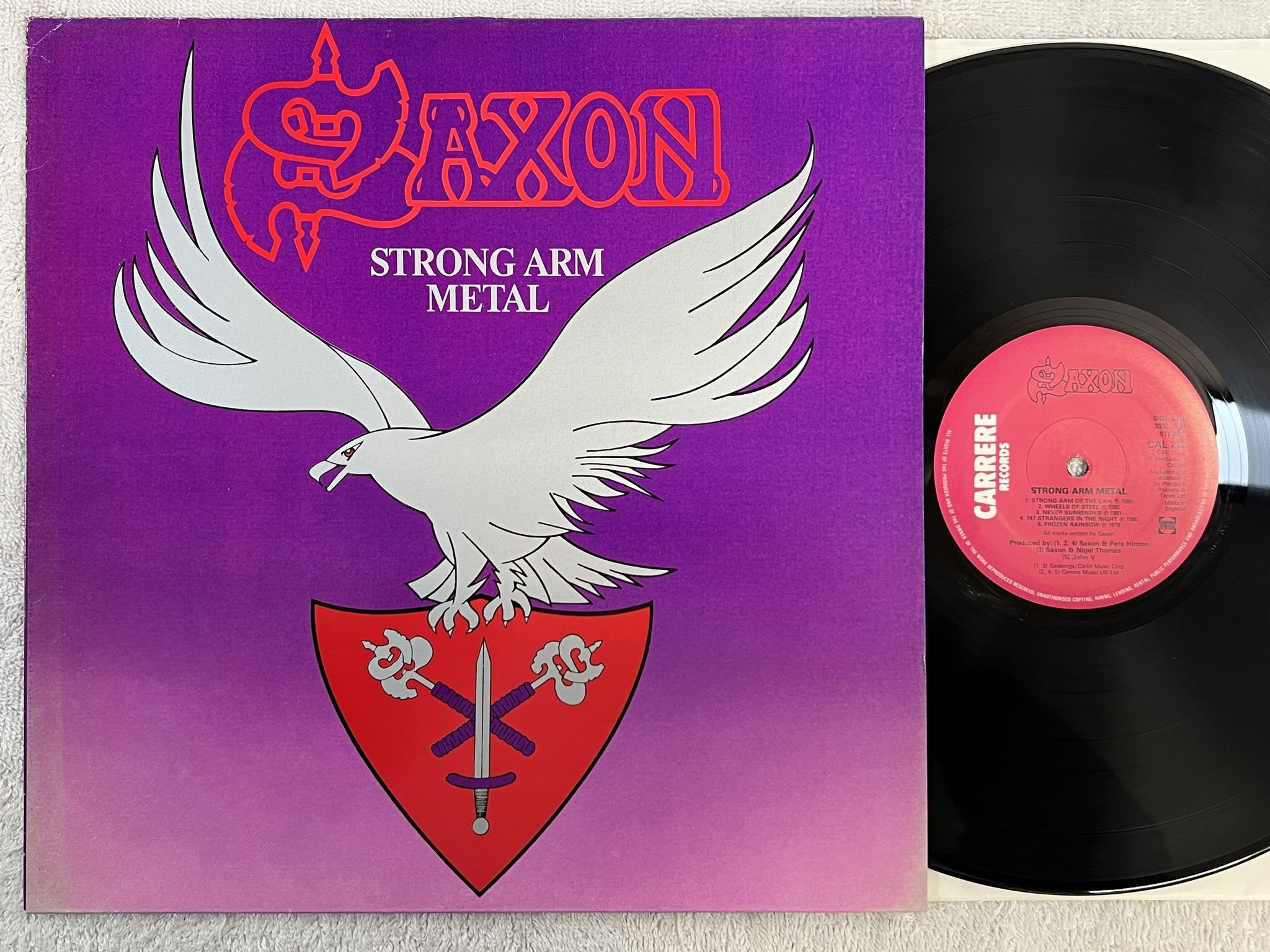 Omslagsbild för skivan SAXON strong arm metal LP -84 UK CARRERE CAL 212