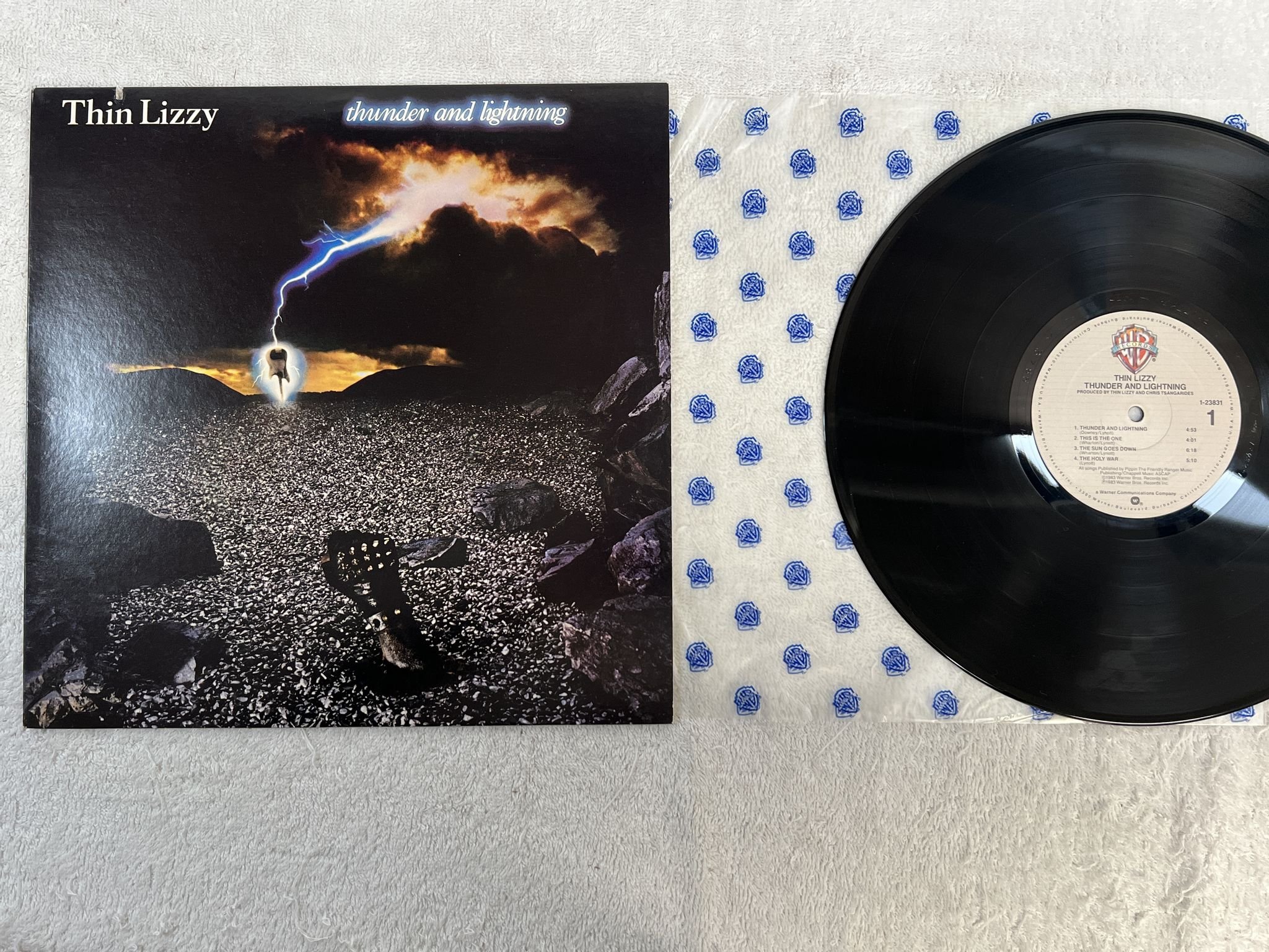 Omslagsbild för skivan THIN LIZZY thunder and lightning LP -83 US WARNER BROS 1-23831
