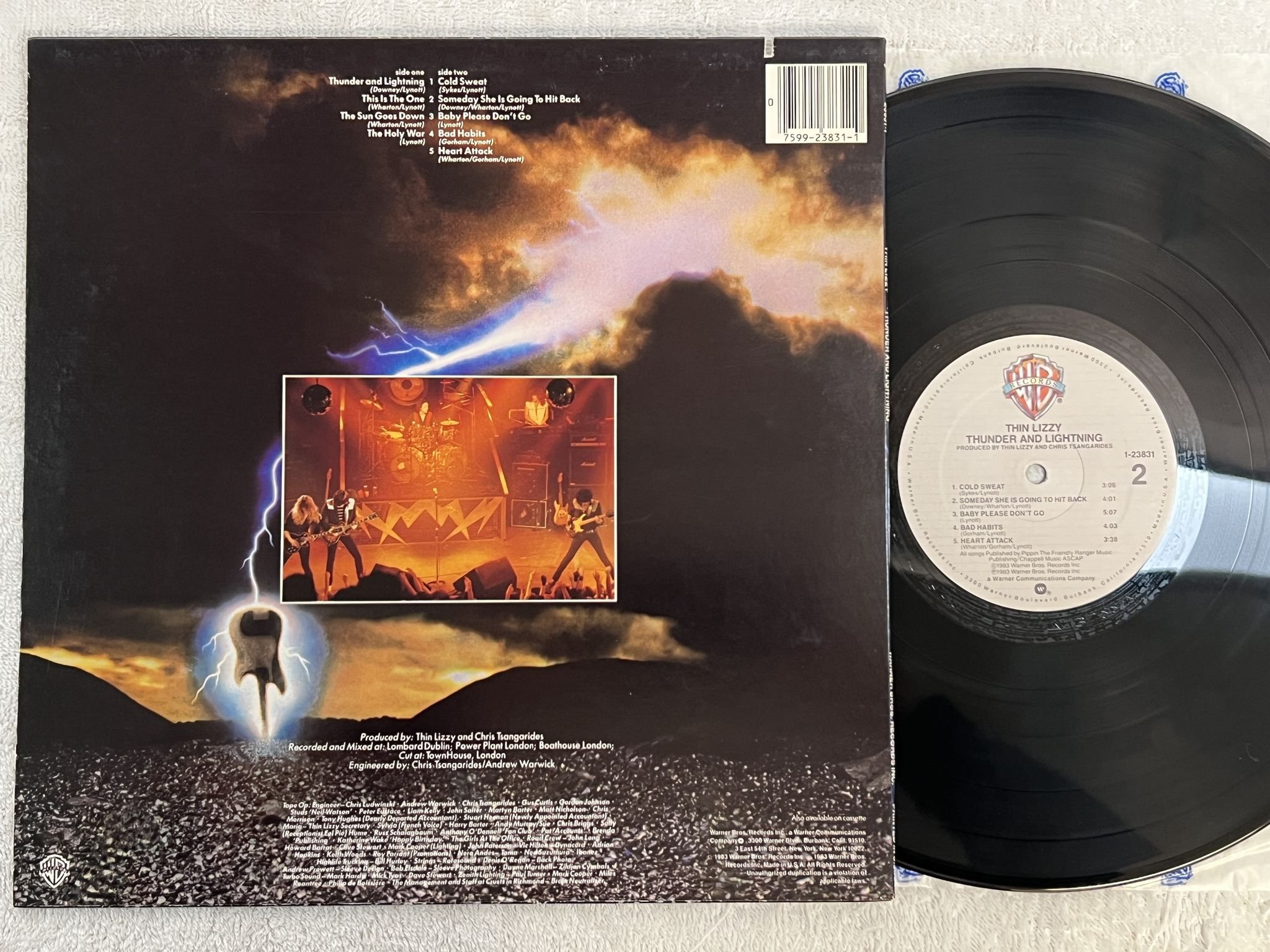 Omslagsbild för skivan THIN LIZZY thunder and lightning LP -83 US WARNER BROS 1-23831