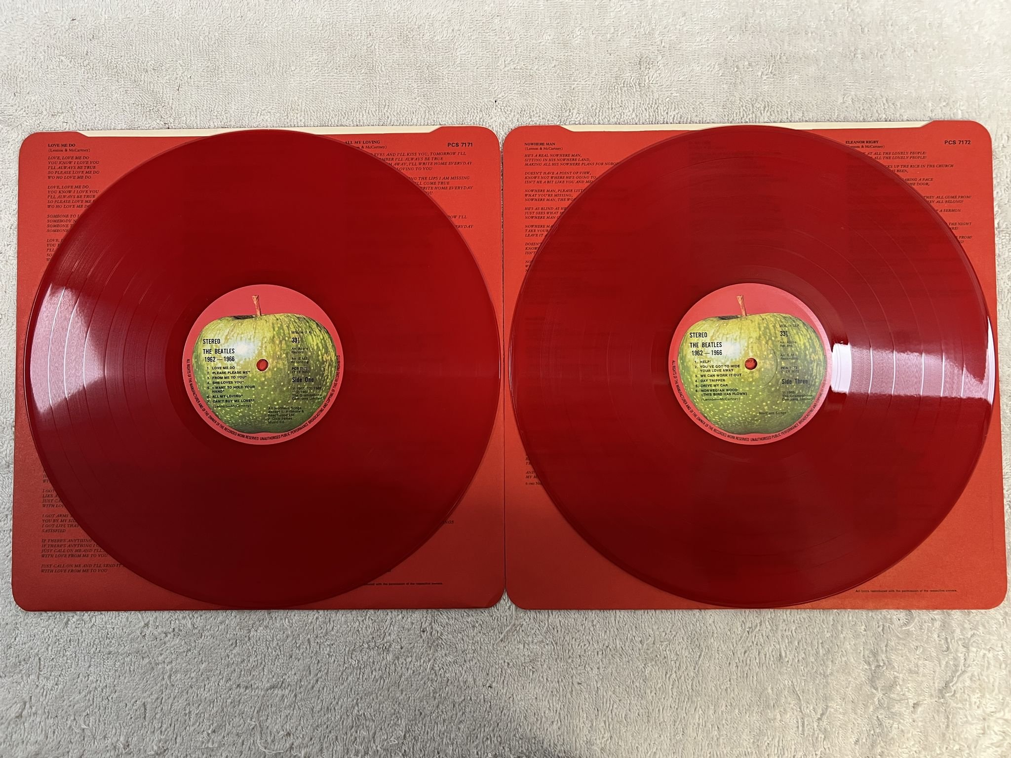Omslagsbild för skivan THE BEATLES 1962-1966 2xLP -78 UK APPLE PCSPR 717 *** RED VINYL ***