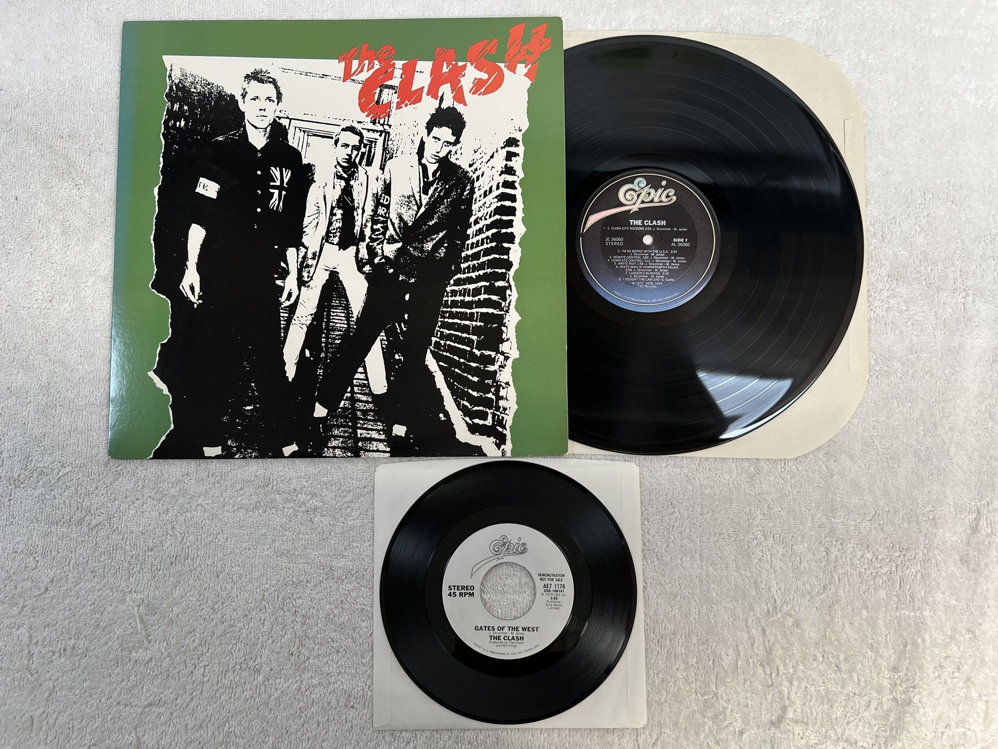 Omslagsbild för skivan THE CLASH s/t LP + 7"single -79 US EPIC JE 36060 *** complete issue ***