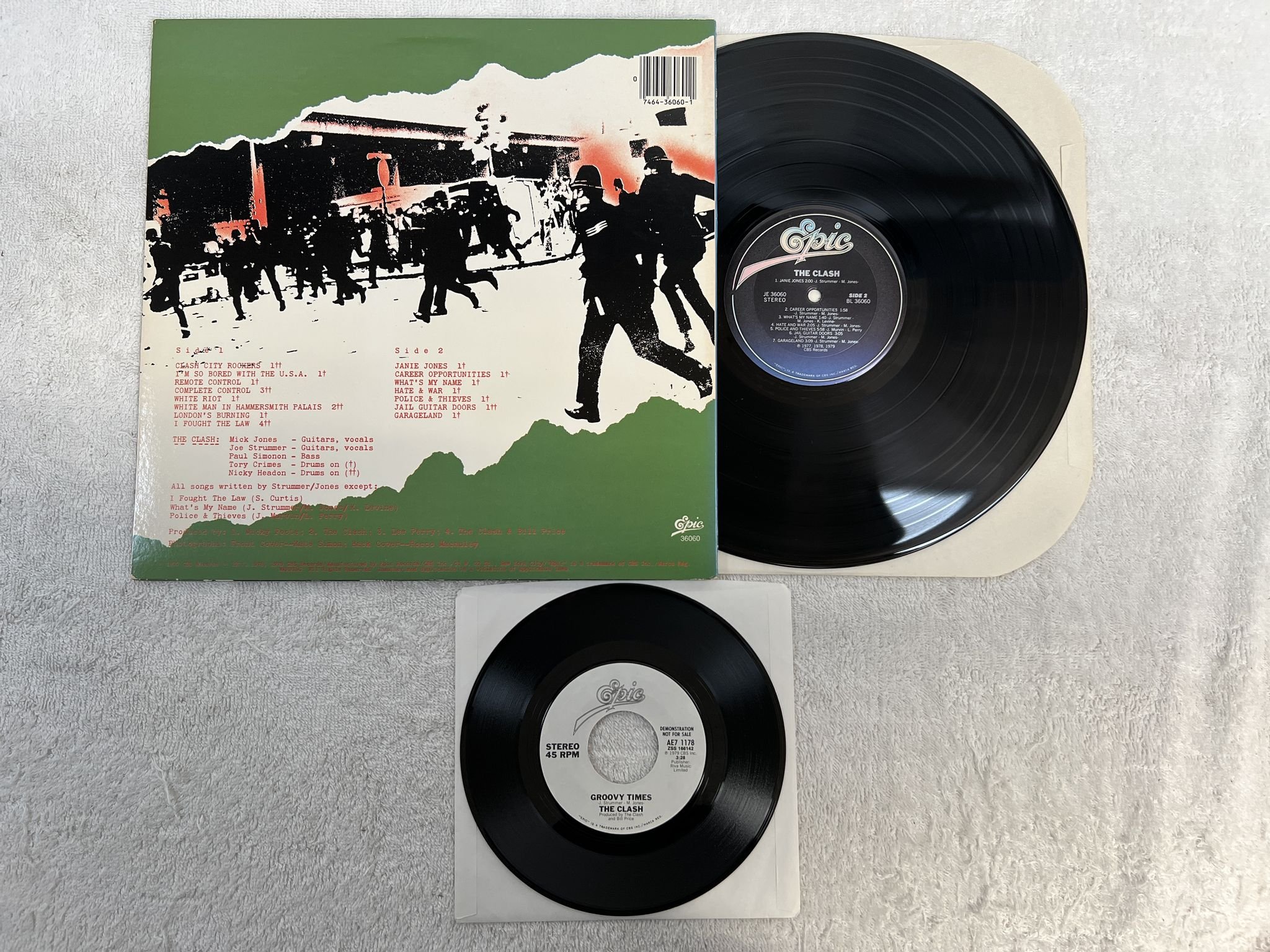 Omslagsbild för skivan THE CLASH s/t LP + 7"single -79 US EPIC JE 36060 *** complete issue ***