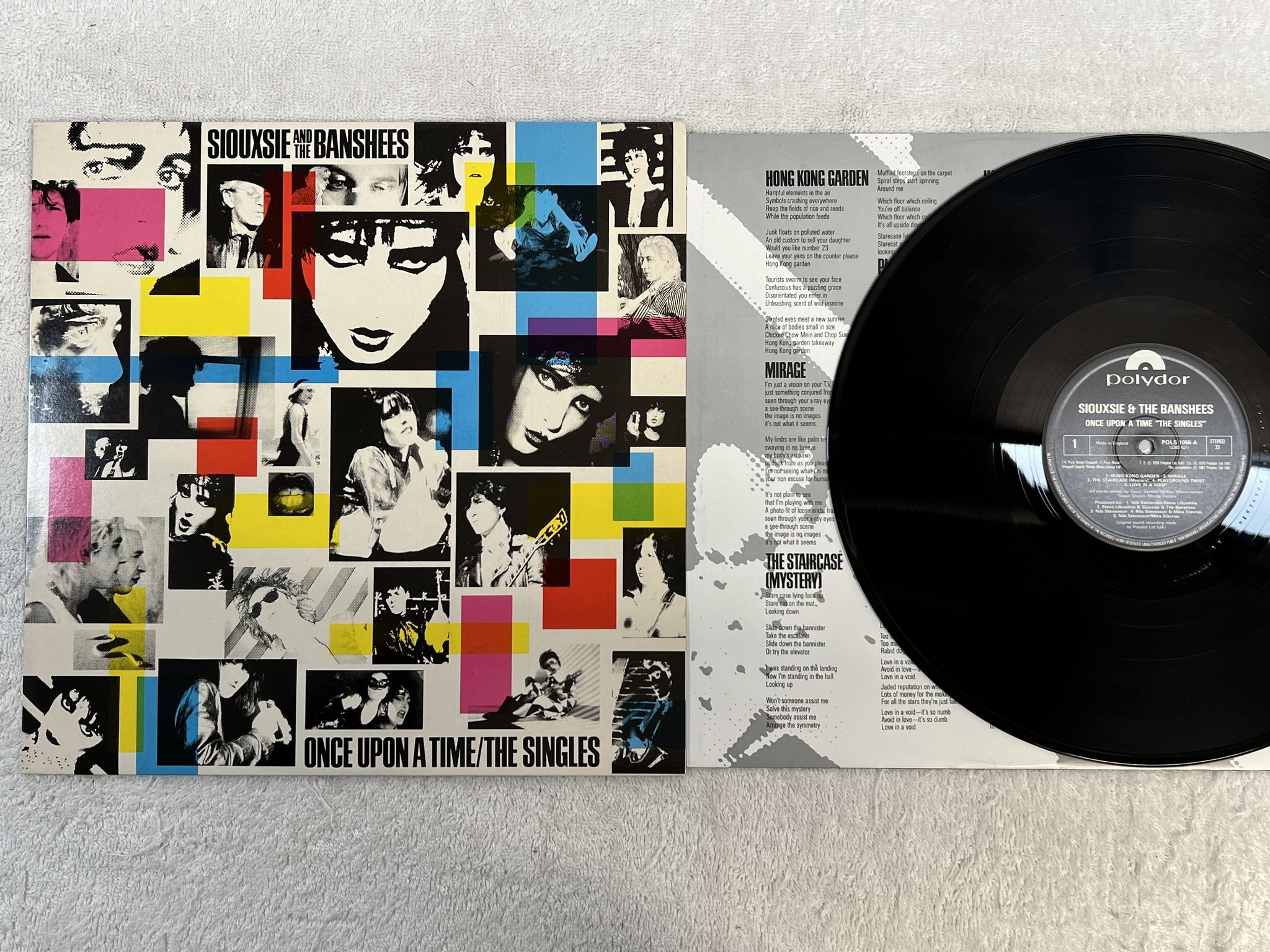 Omslagsbild för skivan SIOUXSIE & THE BANSHEES once upon a time "the singles" LP -81 UK POLYDOR