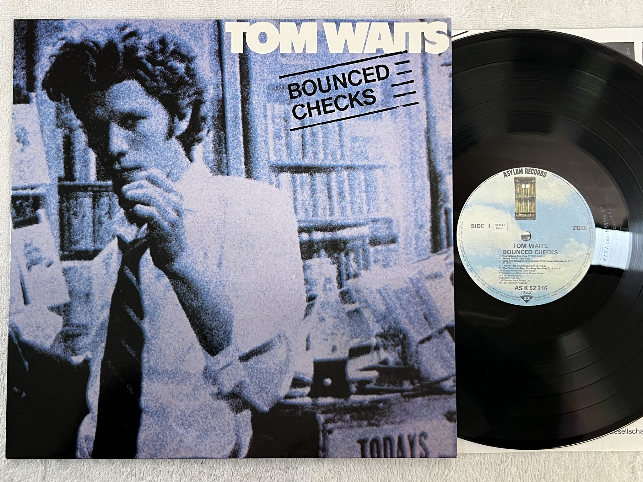 Omslagsbild för skivan TOM WAITS bounced checks LP Ger ASYLUM AS K 52316