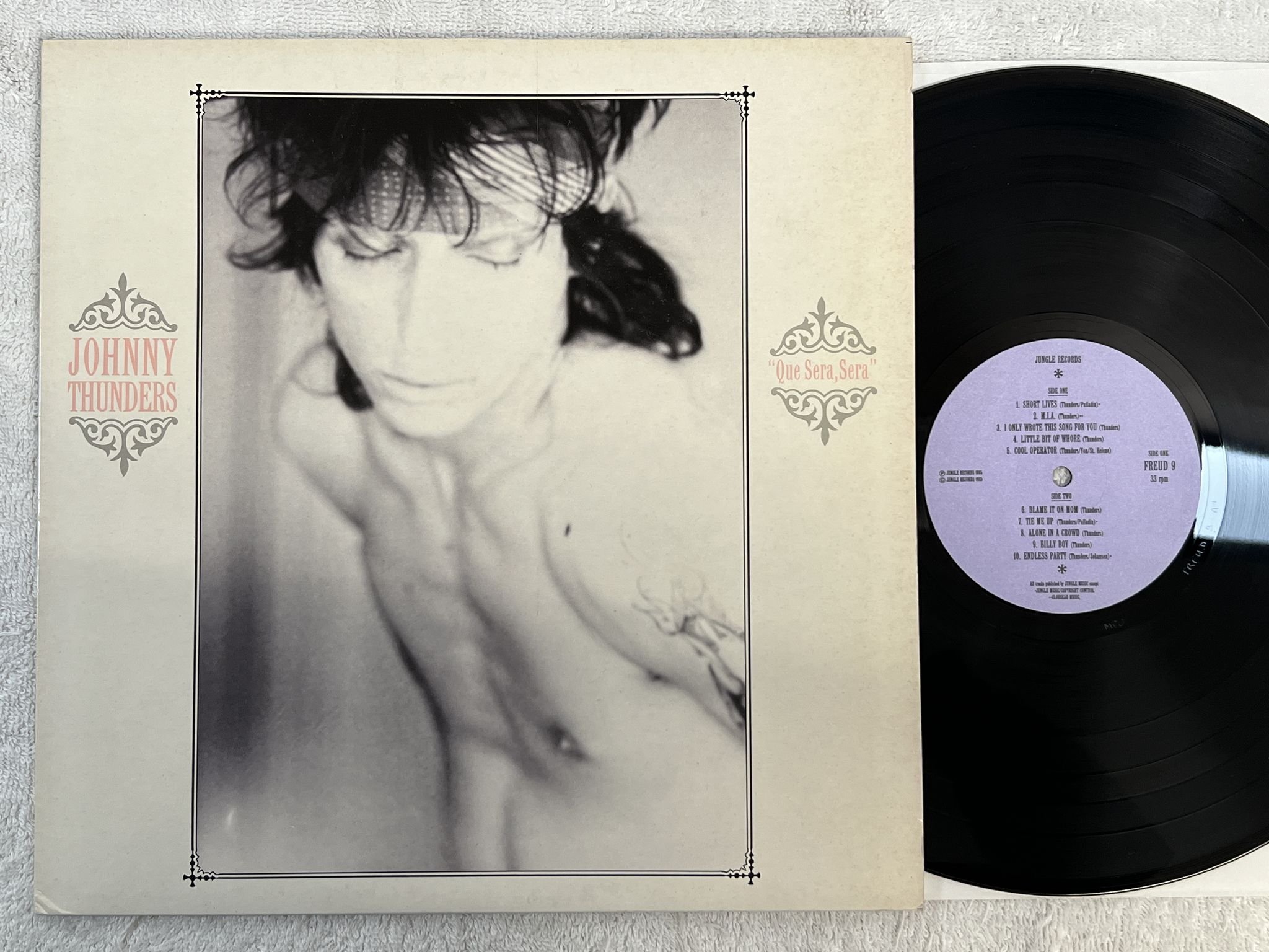 Omslagsbild för skivan JOHNNY THUNDERS que sera, sera LP -85 UK JUNGLE FREUD 9