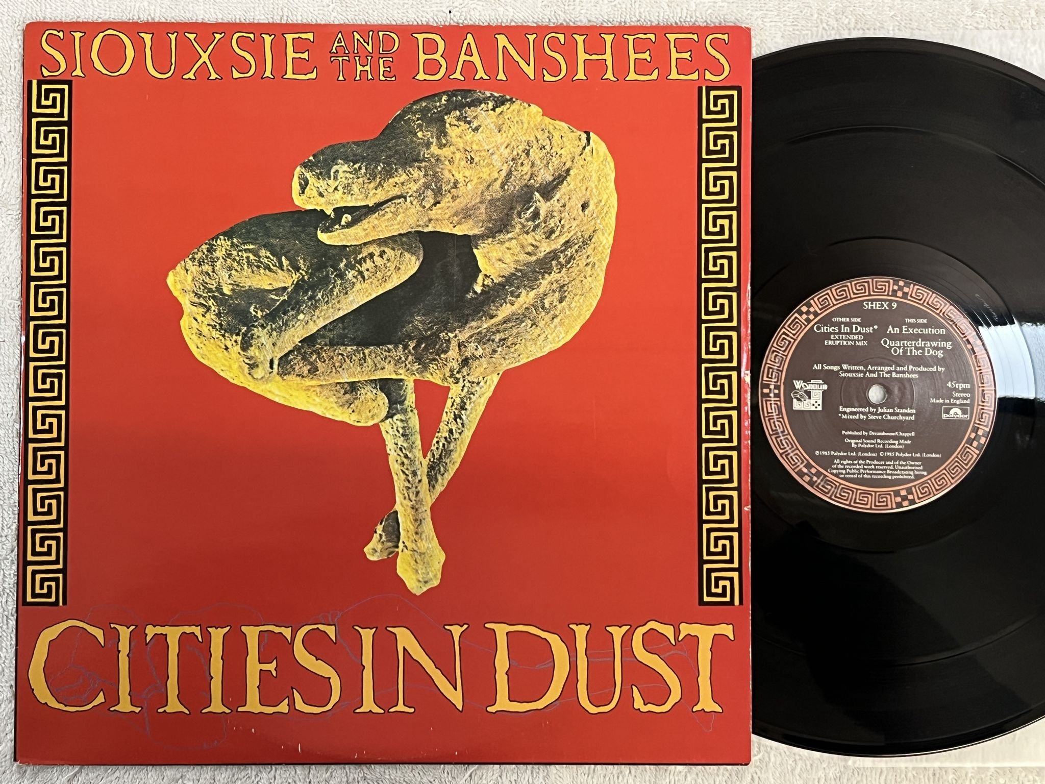 Omslagsbild för skivan SIOUXSIE & THE BANSHEES Cities In Dust 12" -85 UK POLYDOR SHEX 9