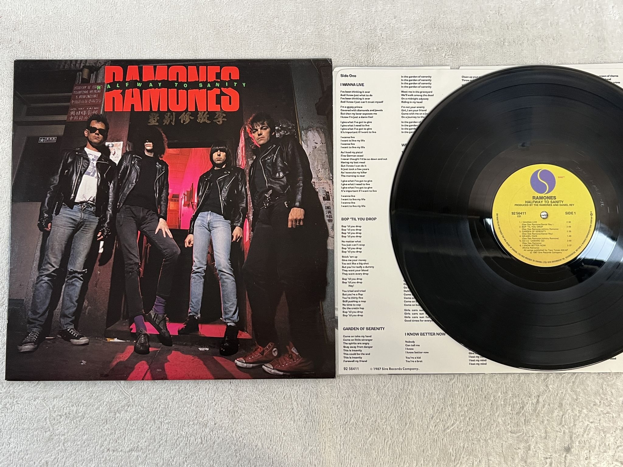 Omslagsbild för skivan RAMONES halfway to sanity LP -87 Can SIRE 9256411