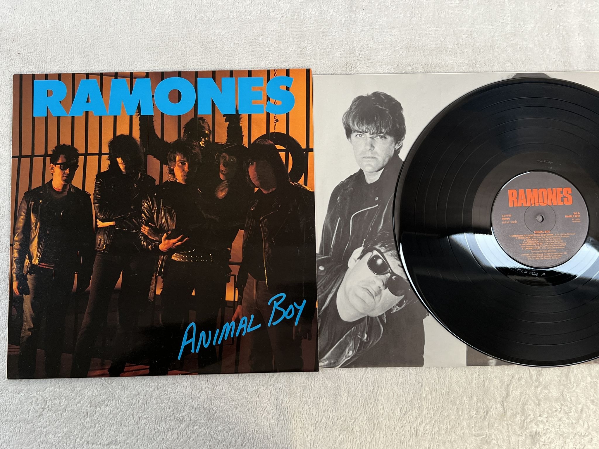 Omslagsbild för skivan RAMONES animal boy LP -86 ncb SIRE RAMLP 002