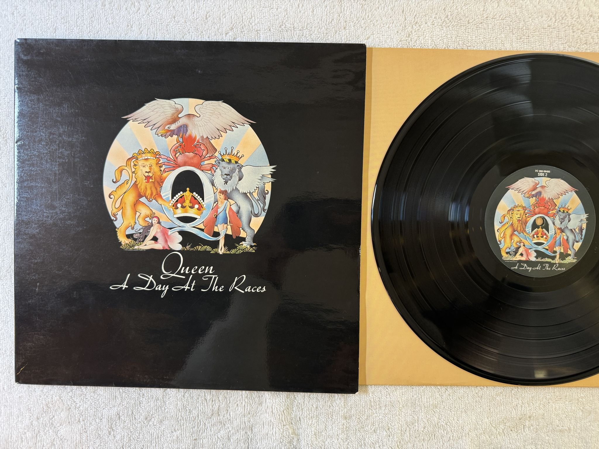 Omslagsbild för skivan QUEEN a day at the races LP ncb EMI 7C 066-98485