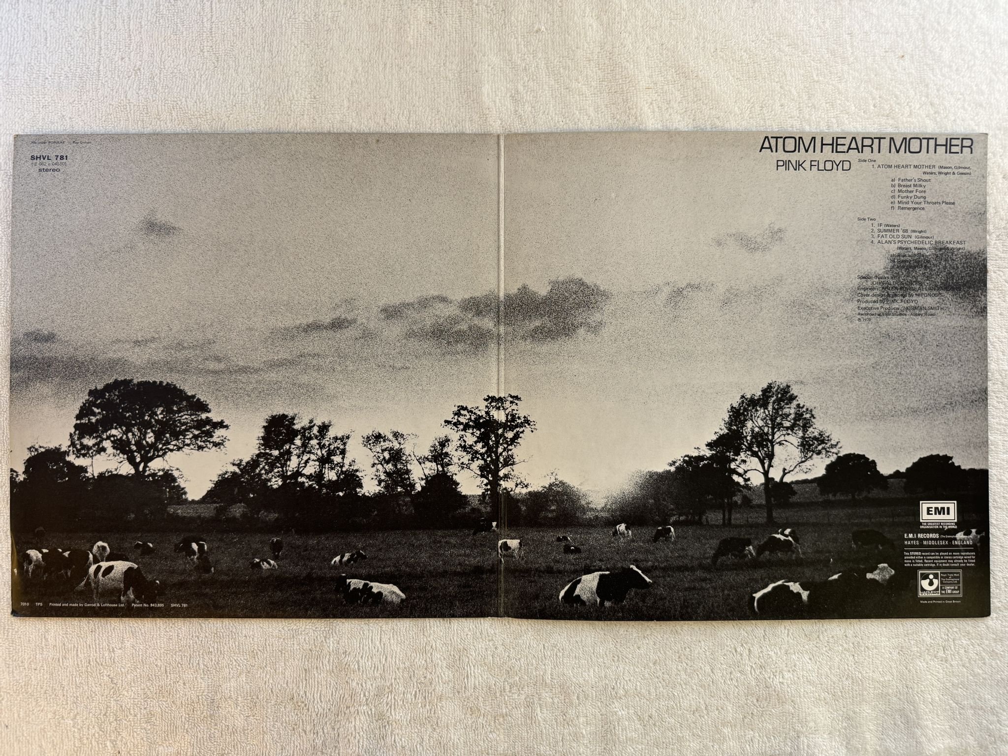 Omslagsbild för skivan THE PINK FLOYD atom hearted mother LP -70 UK HARVEST SHVL 781 *** 1st Ed ***