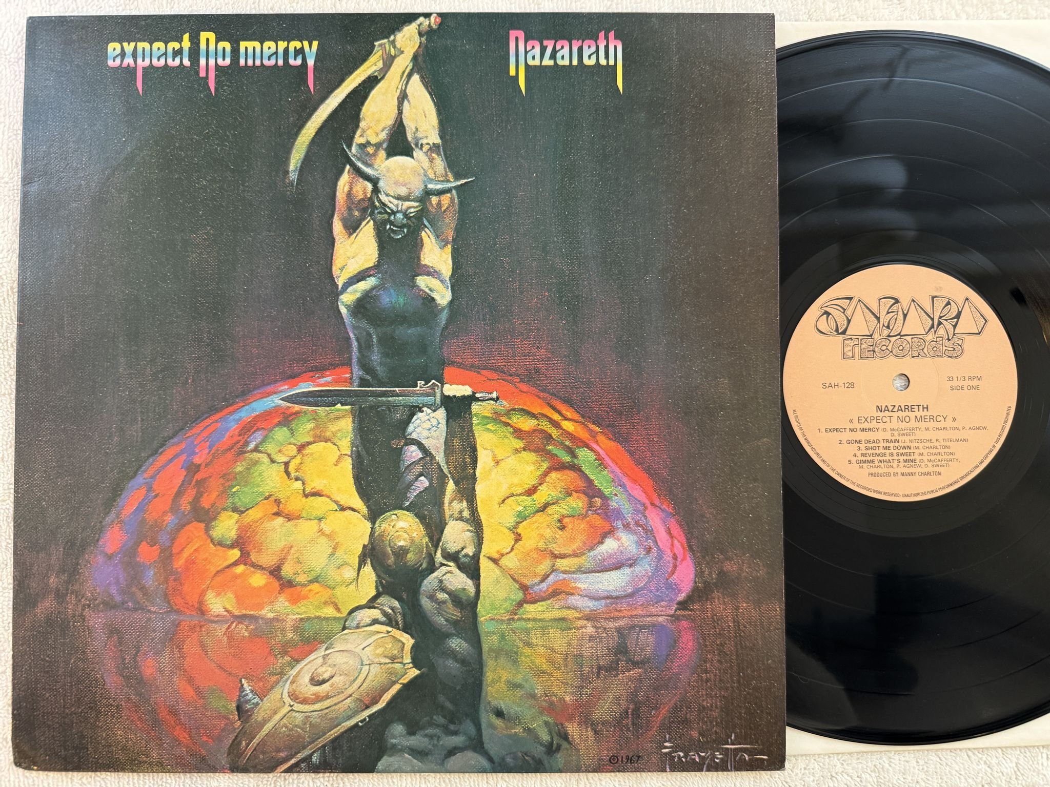 Omslagsbild för skivan NAZARETH expect no mercy LP re UK SAHARA SAH 128