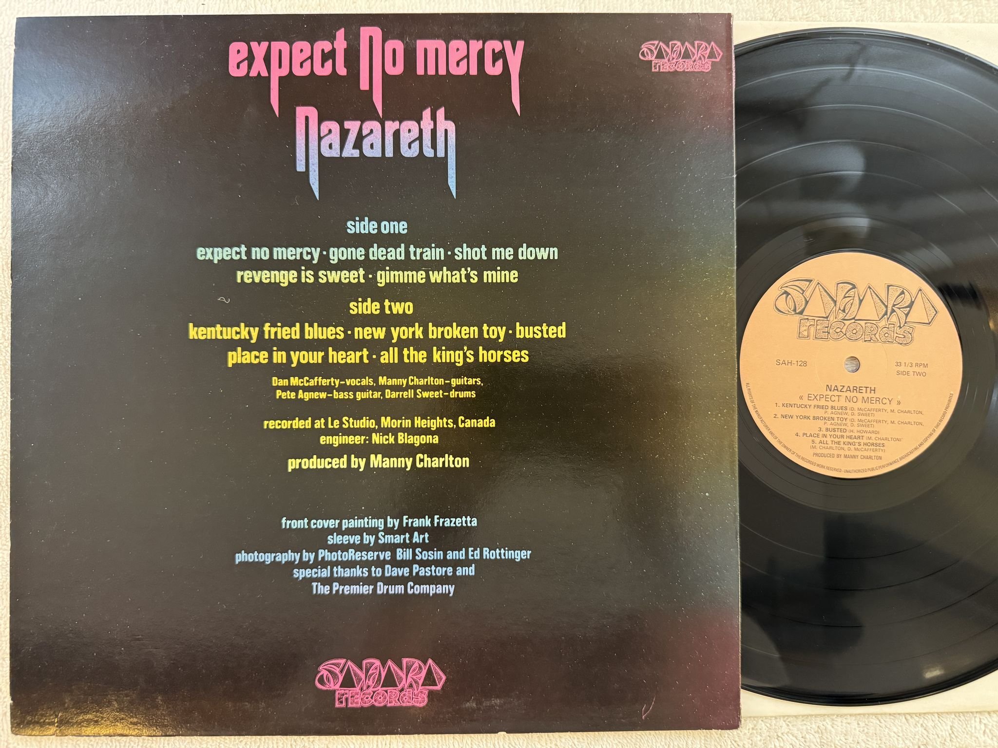 Omslagsbild för skivan NAZARETH expect no mercy LP re UK SAHARA SAH 128