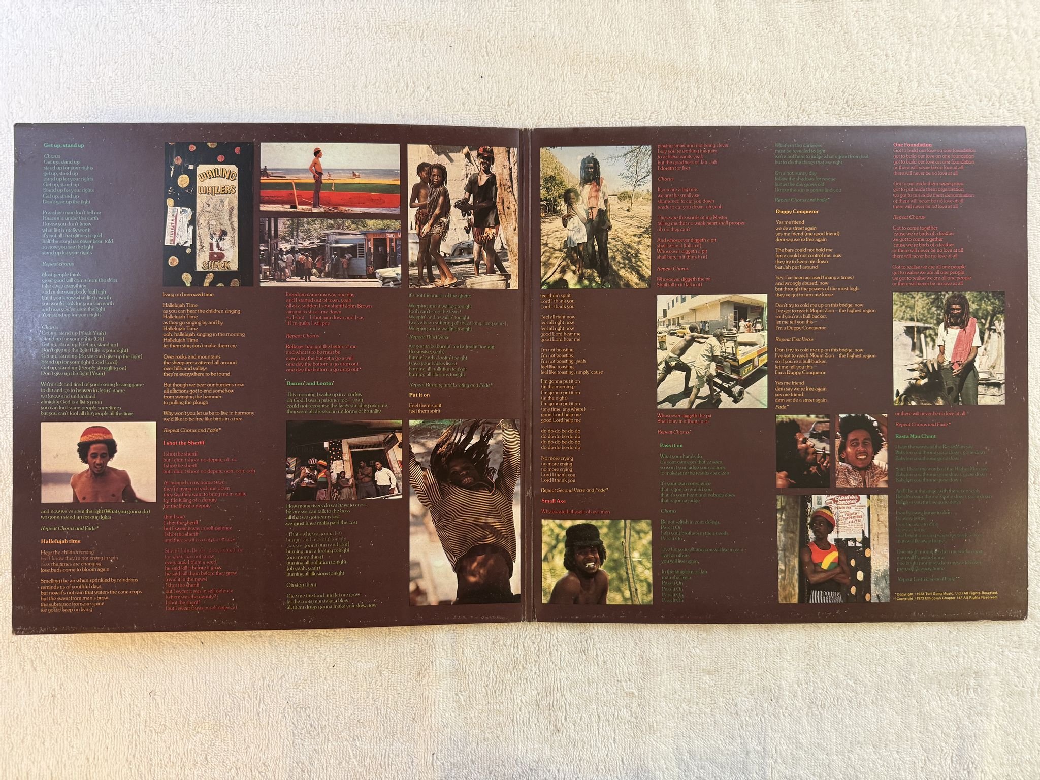 Omslagsbild för skivan BOB MARLEY & THE WAILERS burnin' LP Italy ISLAND ILPS 19256