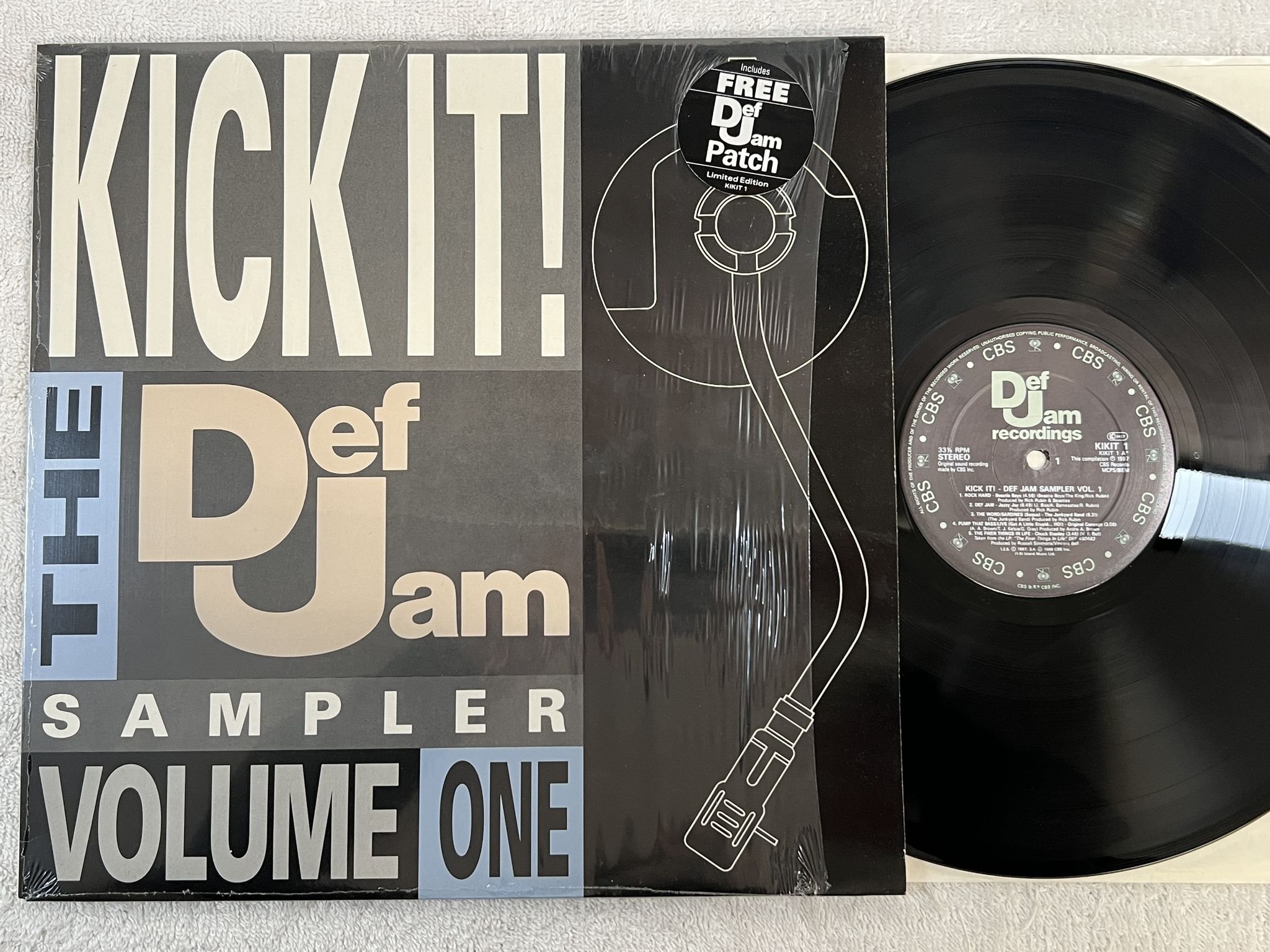Omslagsbild för skivan V/A Kick it! Def Jam Sampler vol 1 LP -87 UK KUKIT-1 *** INCL PATCH ***