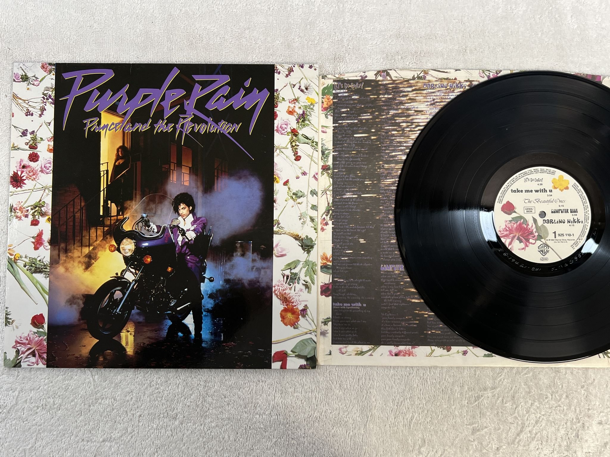 Omslagsbild för skivan PRINCE AND THE REVOLUTION purple rain LP -84 WARNER 925 110-1 ** w/ Poster **