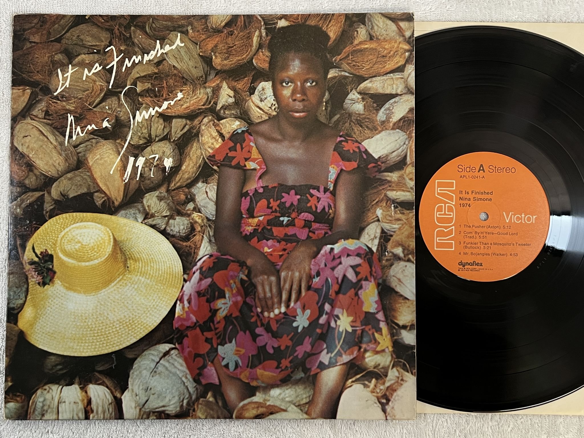 Omslagsbild för skivan NINA SIMONE it is finished LP -74 US RCA APL1-0241