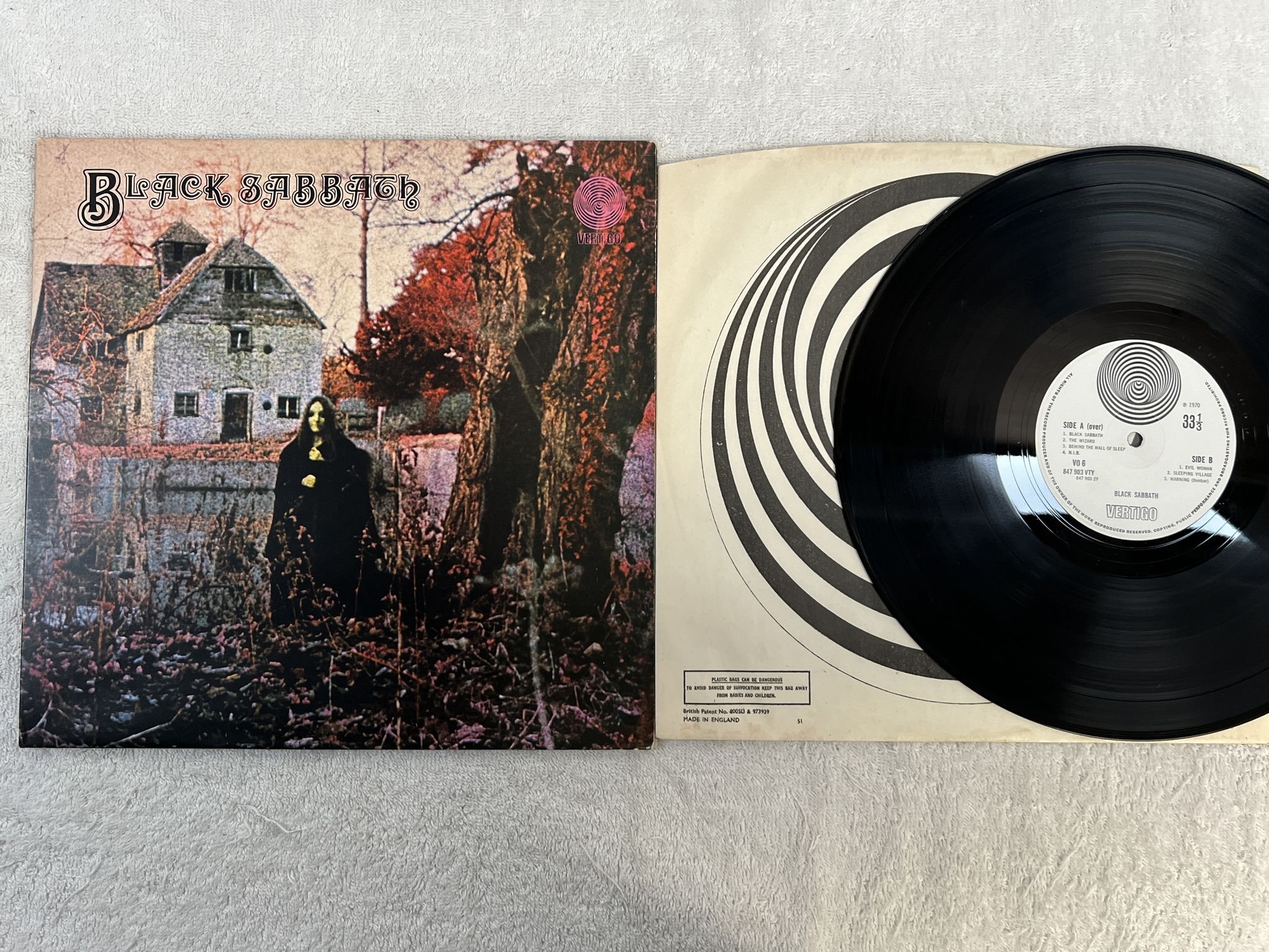 Omslagsbild för skivan BLACK SABBATH s/t LP -70 UK VERTIGO swirl 847 903 VTY *** Masterpiece ***
