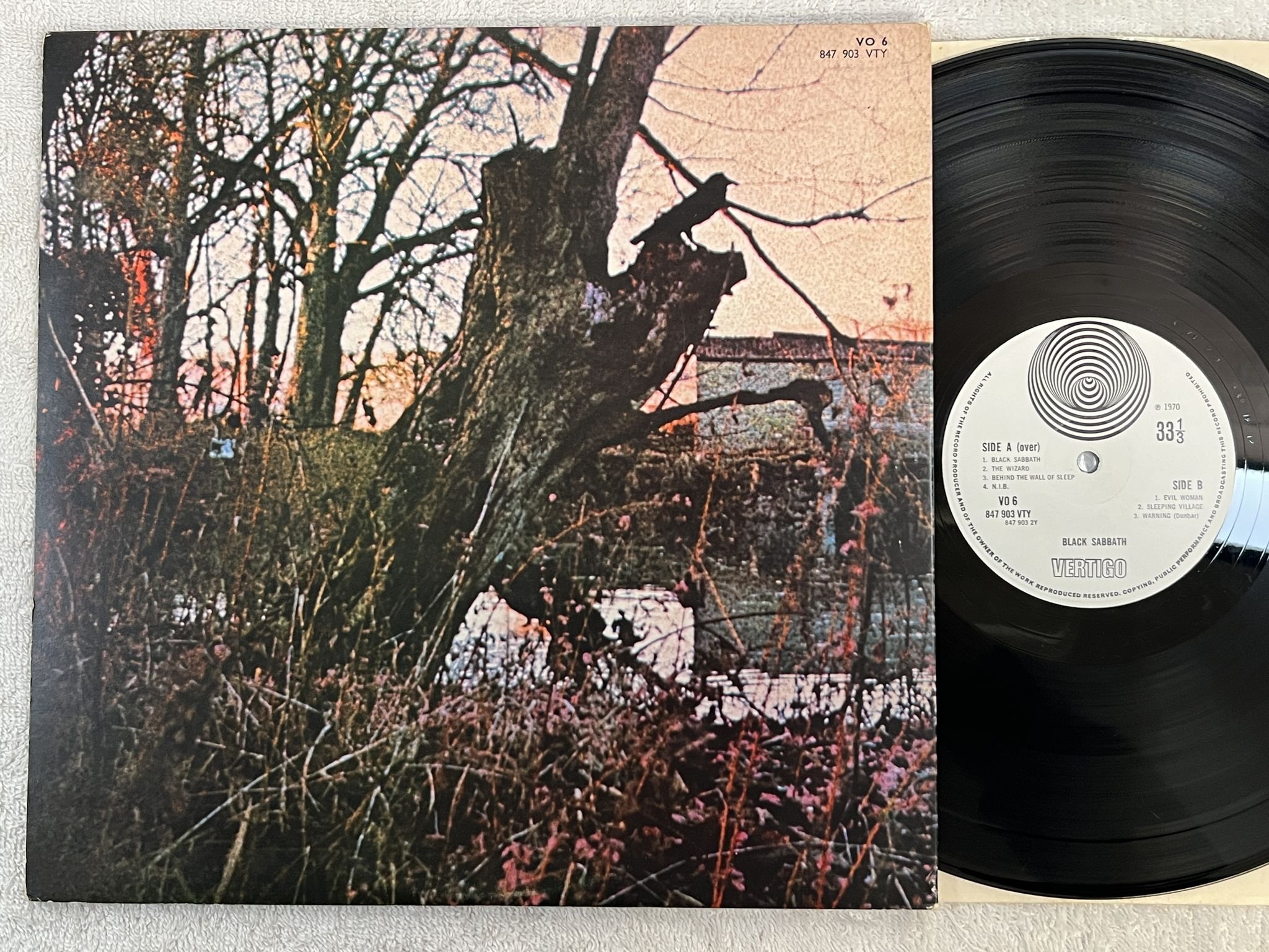 Omslagsbild för skivan BLACK SABBATH s/t LP -70 UK VERTIGO swirl 847 903 VTY *** Masterpiece ***