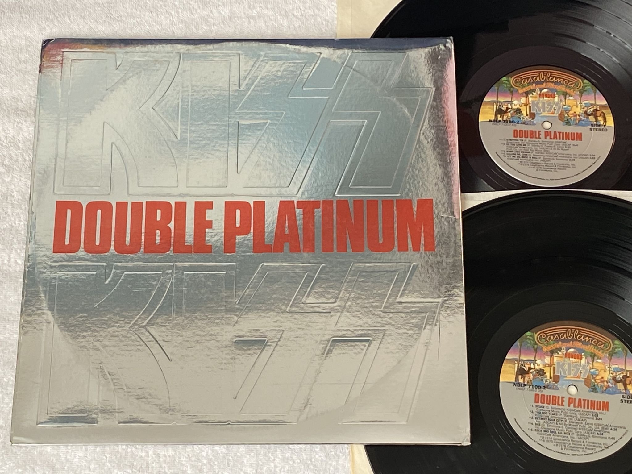 Omslagsbild för skivan KISS Double Platinum 2xLP -78 US CASABLANCA NBLP 7100-2 *** w/ all inserts ***