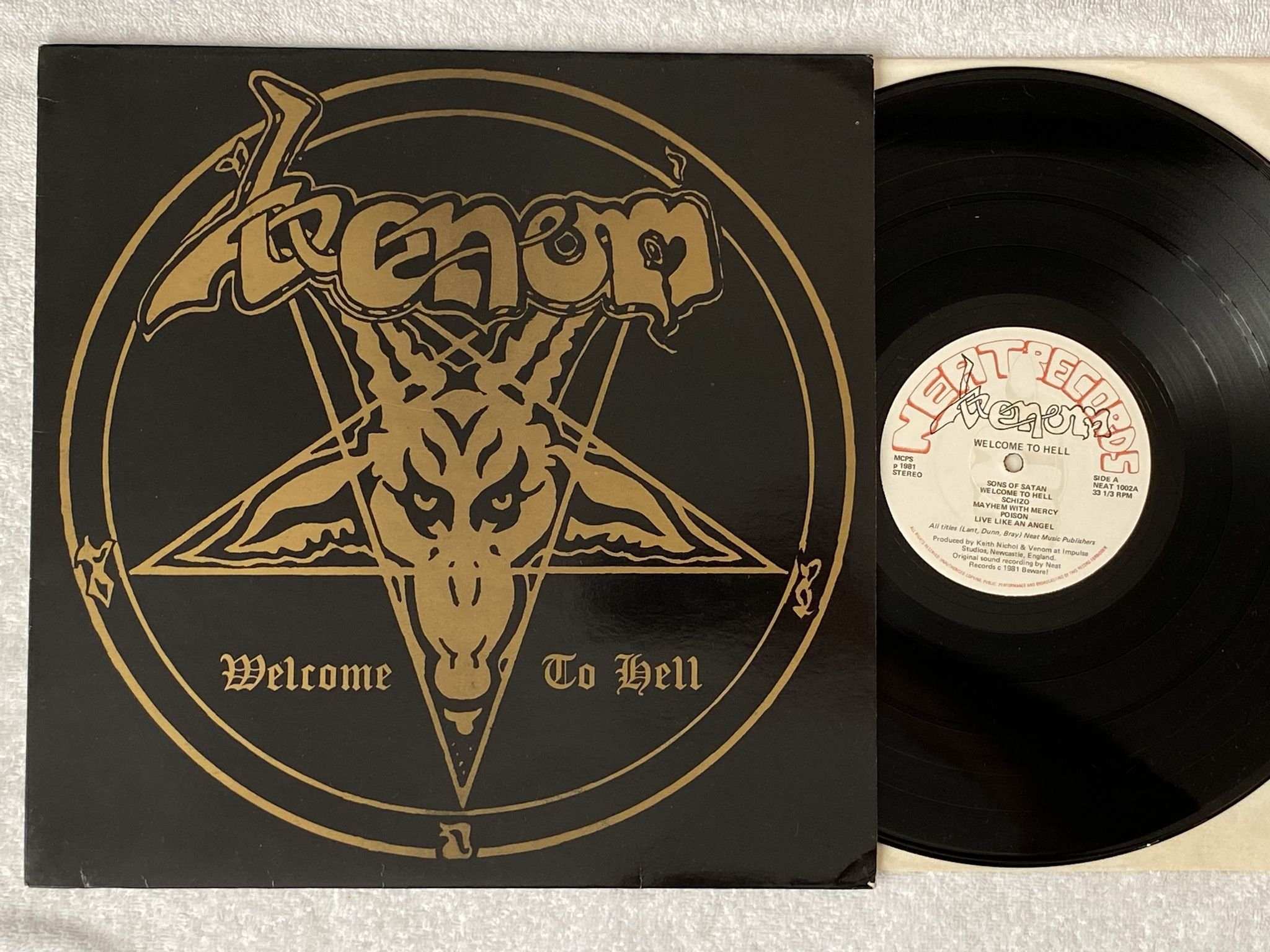 Omslagsbild för skivan VENOM welcome to hell LP -81 UK NEAT 1002 *** RED / WHITE LABEL ***
