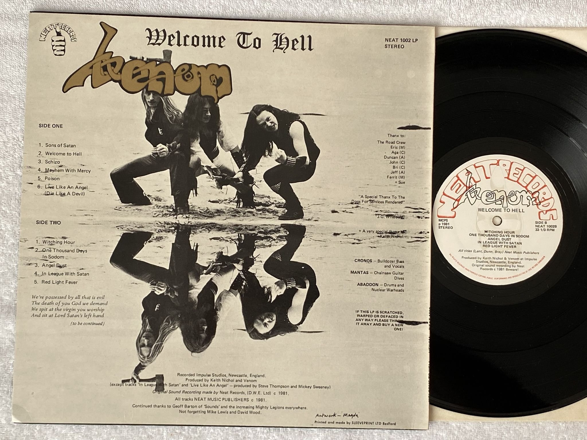 Omslagsbild för skivan VENOM welcome to hell LP -81 UK NEAT 1002 *** RED / WHITE LABEL ***